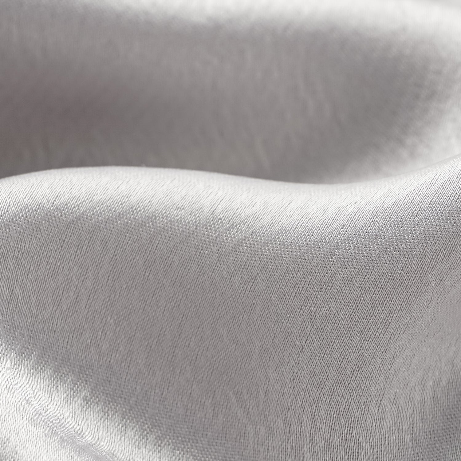 “True Grace.” 晶鱗肌理醋酸襯衫洋裝—銀灰