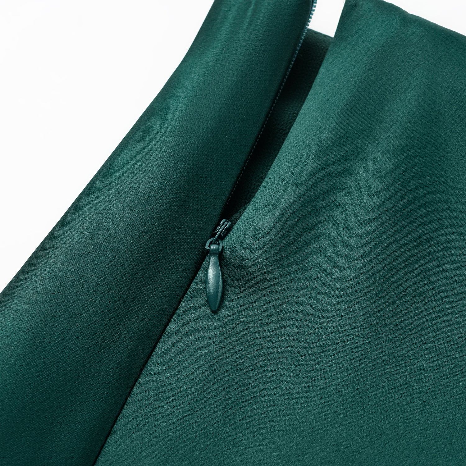 “Daytime sparkle.” 緞面垂墜膝下裙—祖母綠