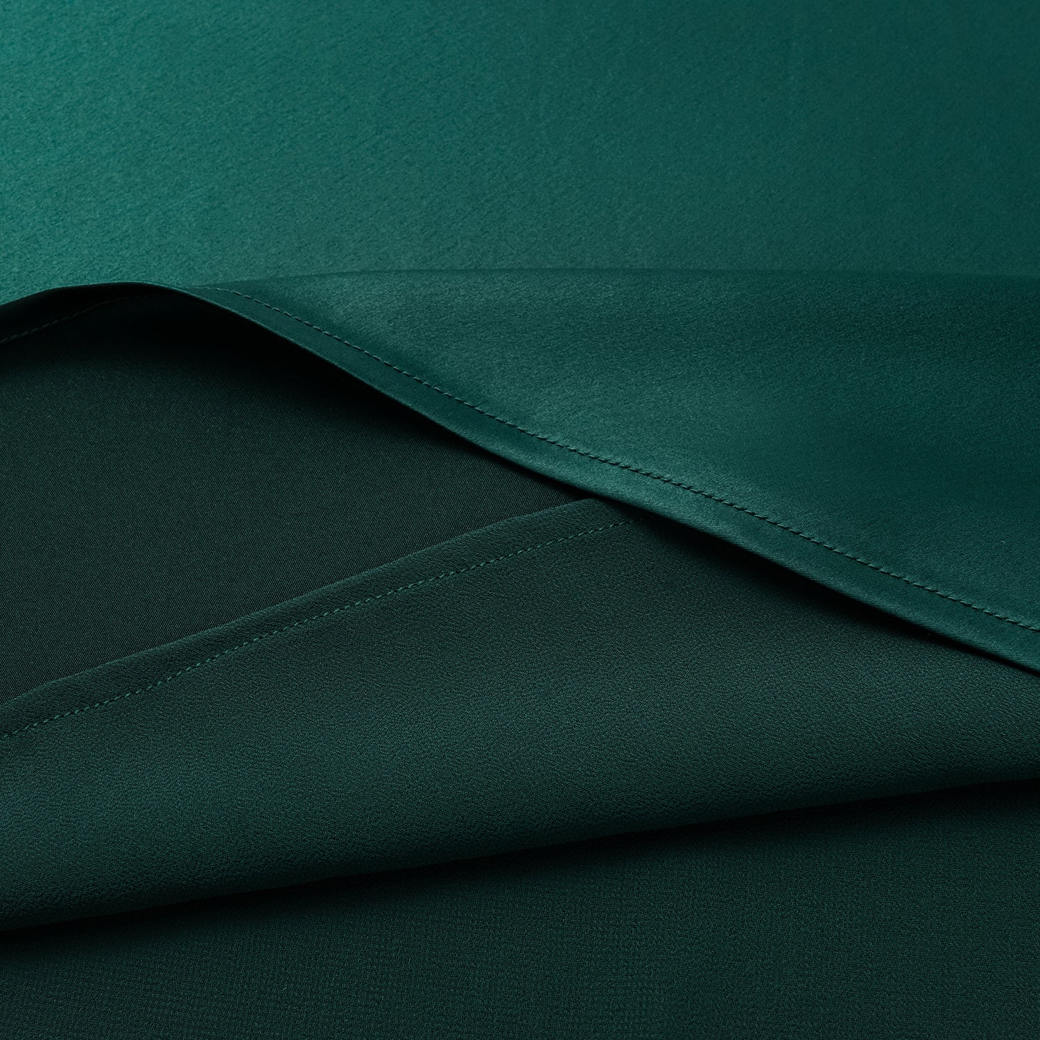 “Daytime sparkle.” 緞面垂墜膝下裙—祖母綠