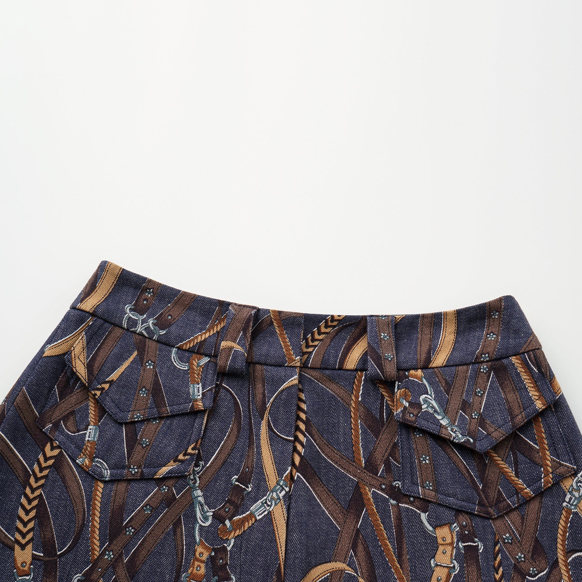 “Easy Go Chic”義大利鍊飾繪印工藝牛仔短褲—Midnight Gallop詩夜漫行