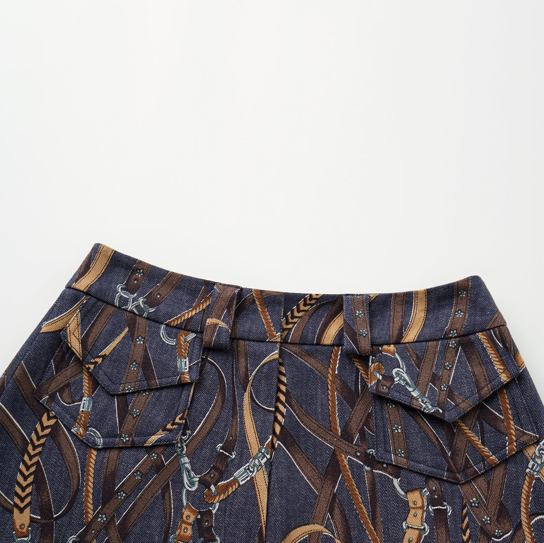 “Easy Go Chic”義大利鍊飾繪印工藝牛仔短褲—Midnight Gallop詩夜漫行