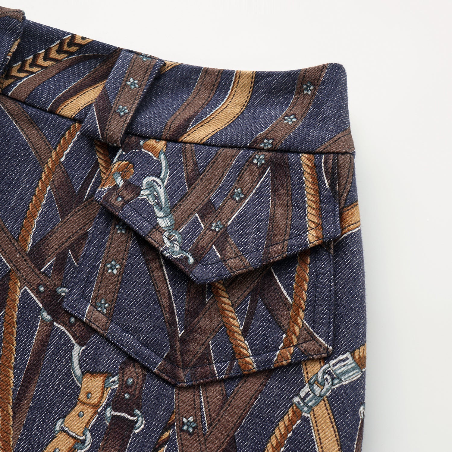 “Easy Go Chic”義大利鍊飾繪印工藝牛仔短褲—Midnight Gallop詩夜漫行