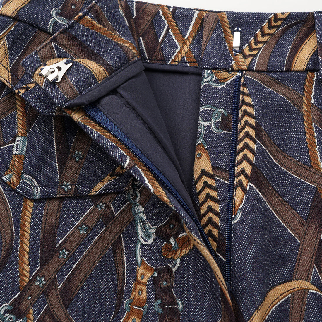 “Easy Go Chic”義大利鍊飾繪印工藝牛仔短褲—Midnight Gallop詩夜漫行