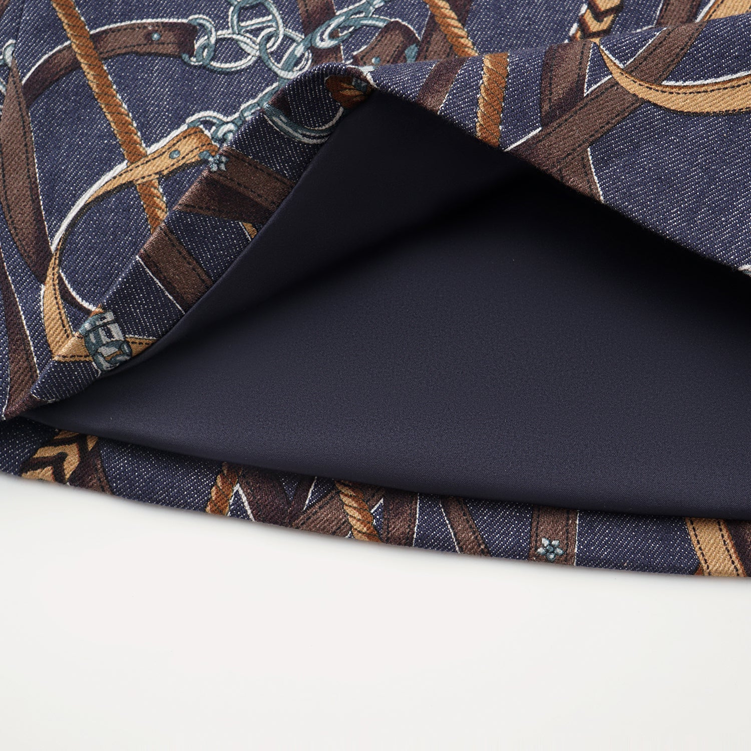 “Easy Go Chic”義大利鍊飾繪印工藝牛仔短褲—Midnight Gallop詩夜漫行