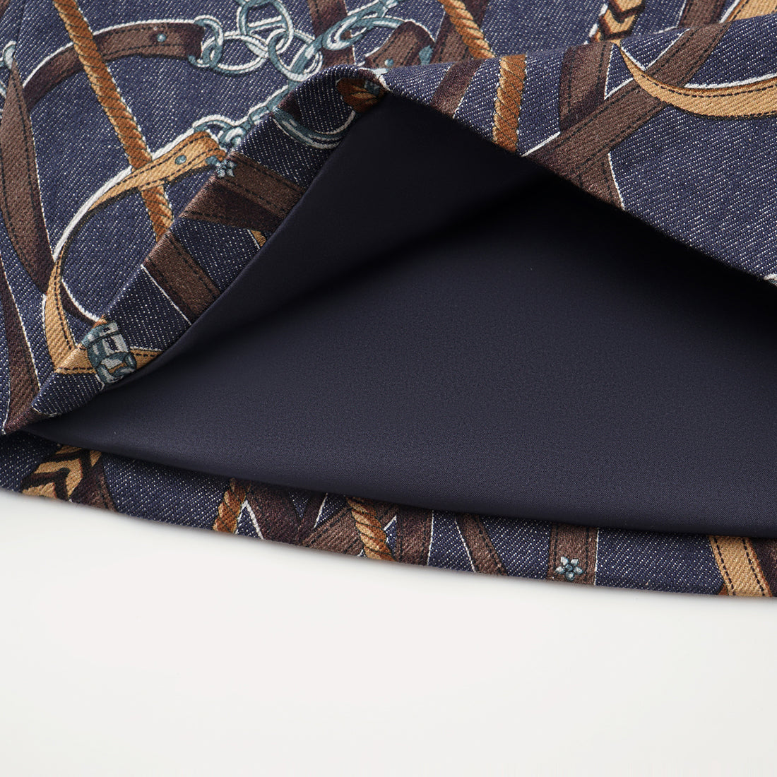 “Easy Go Chic”義大利鍊飾繪印工藝牛仔短褲—Midnight Gallop詩夜漫行