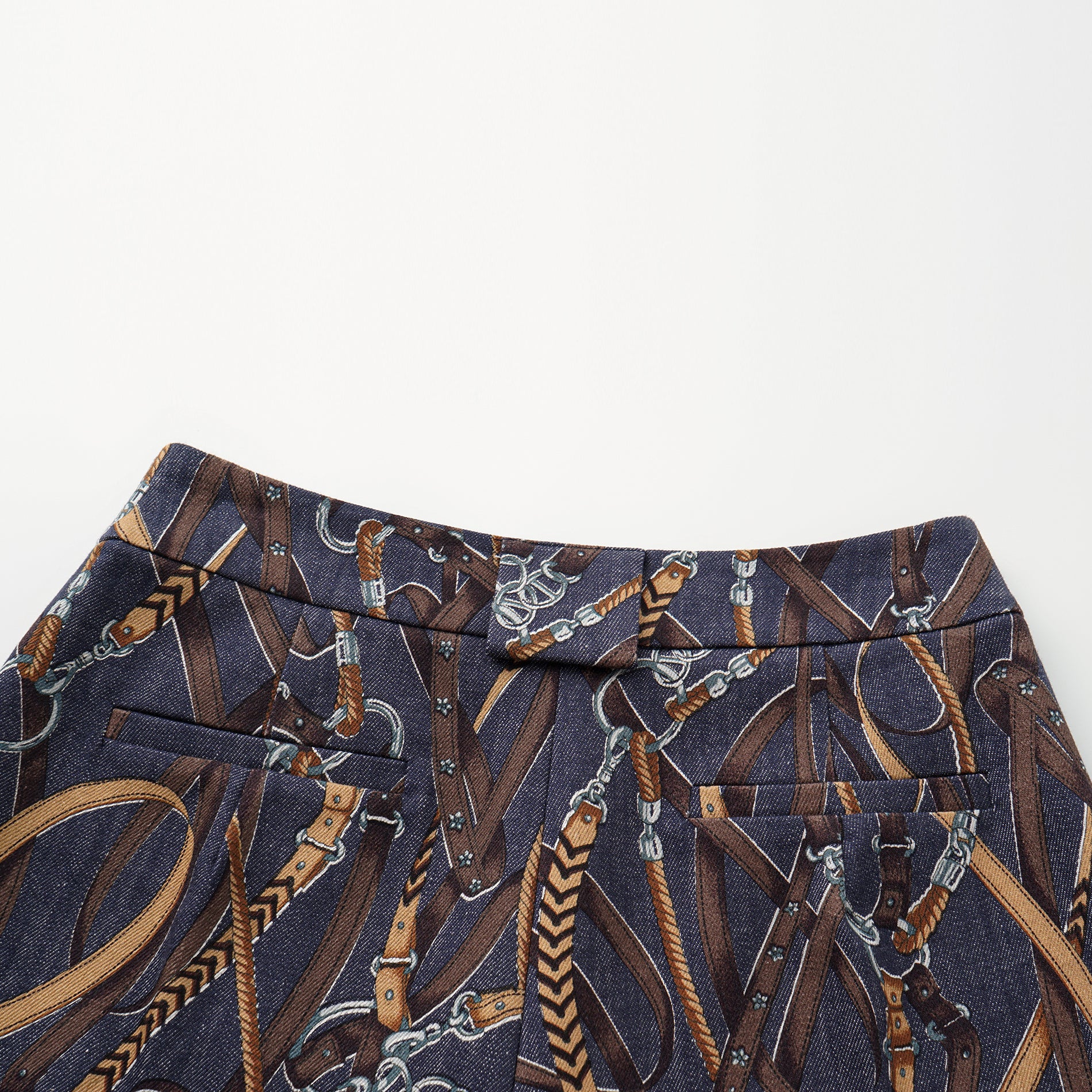 “Easy Go Chic”義大利鍊飾繪印工藝牛仔短褲—Midnight Gallop詩夜漫行