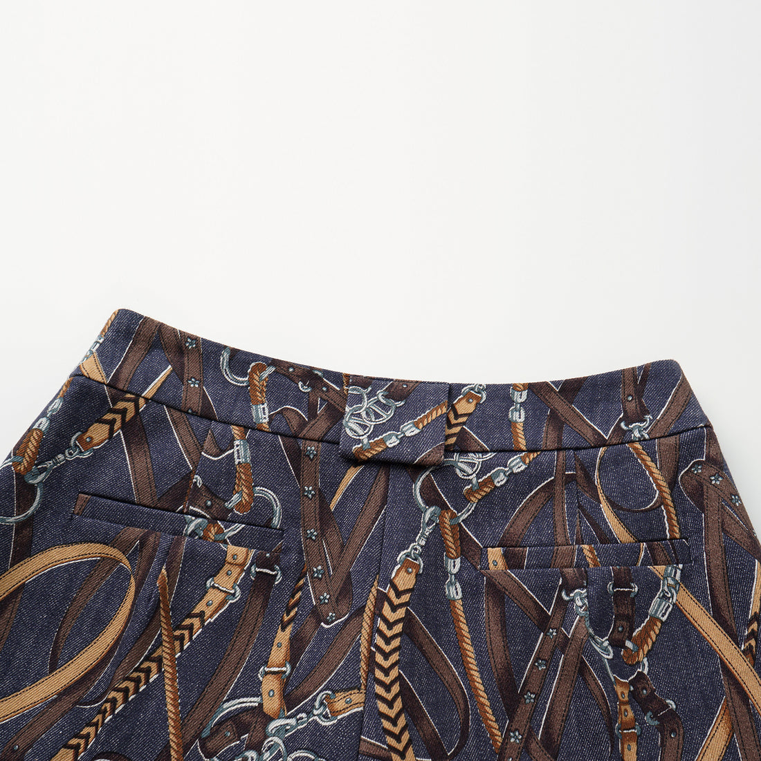 “Easy Go Chic”義大利鍊飾繪印工藝牛仔短褲—Midnight Gallop詩夜漫行
