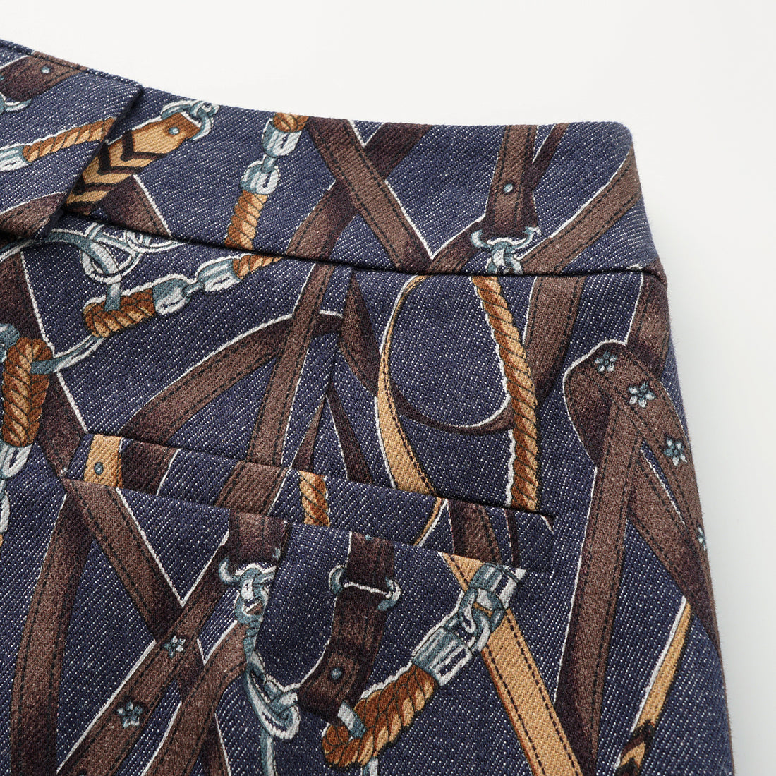 “Easy Go Chic”義大利鍊飾繪印工藝牛仔短褲—Midnight Gallop詩夜漫行