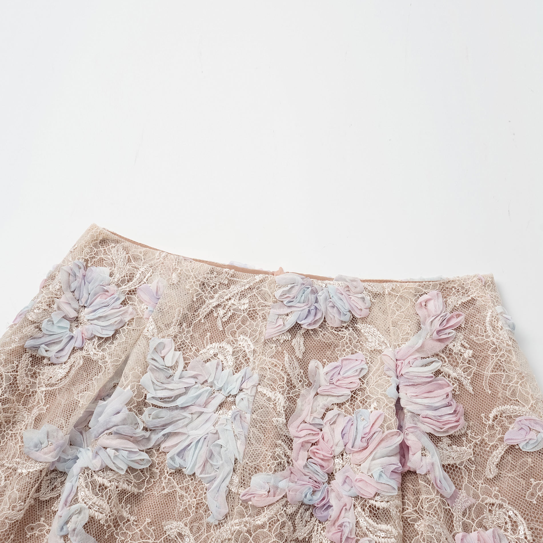"Imperial Garden Teatime." 染緞隨畫工藝輕國風蕾絲短褲— 晨曦花霧 Dawn Mist Bloom
