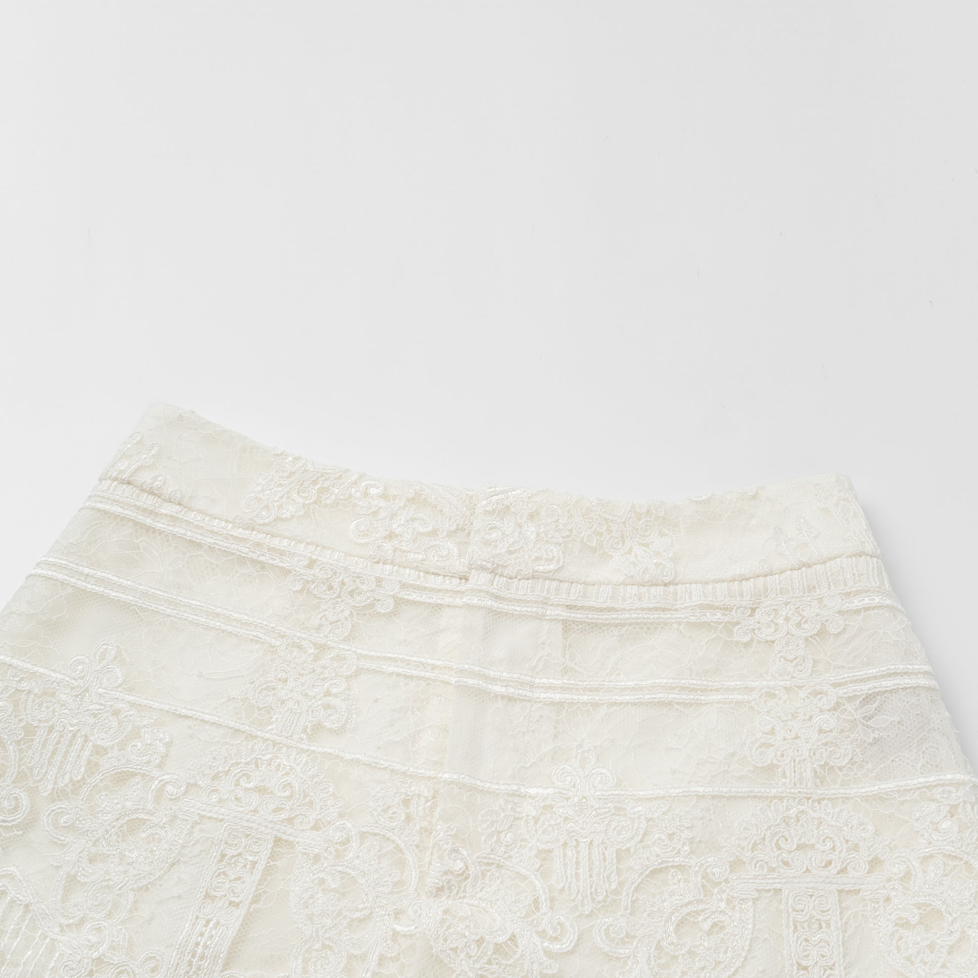 “Weekend At Monaco."鏤空刻花工藝蕾絲短褲—NookLume 隅光