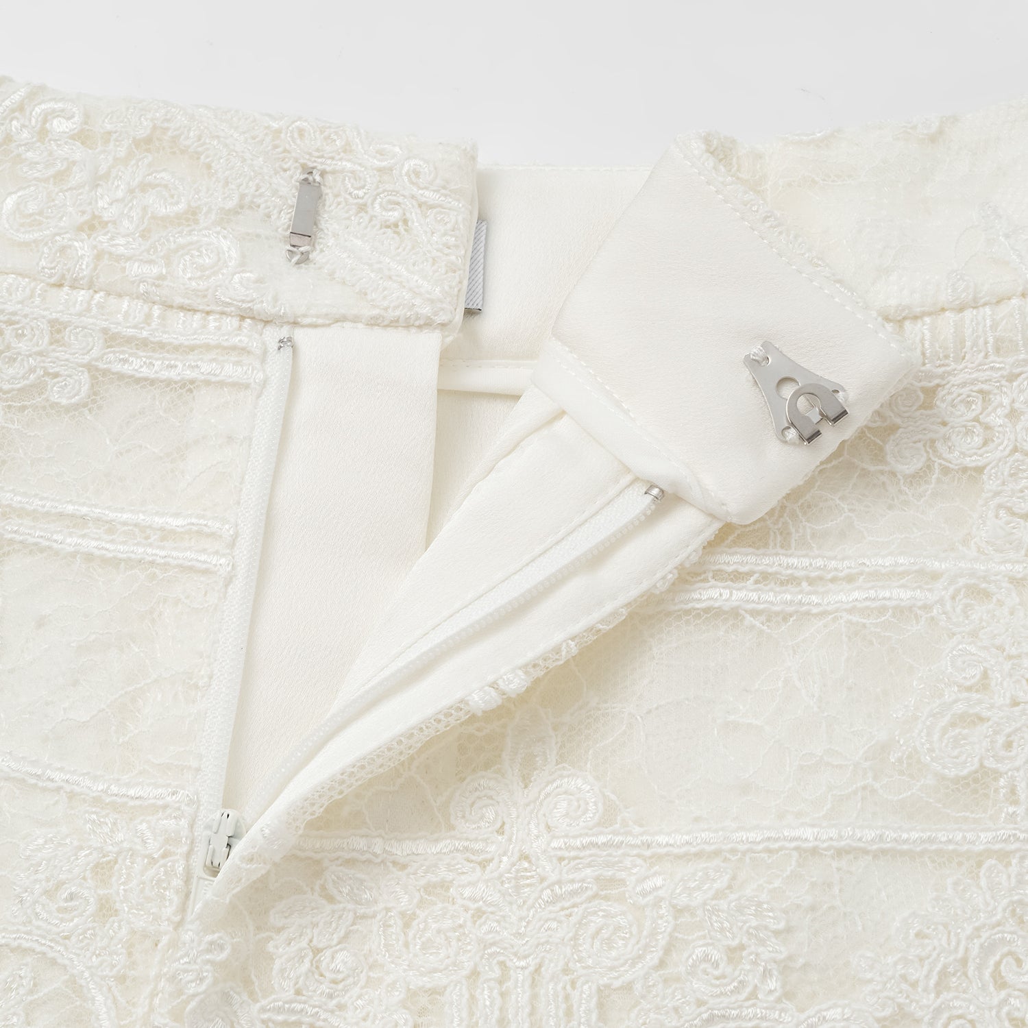 “Weekend At Monaco."鏤空刻花工藝蕾絲短褲—NookLume 隅光