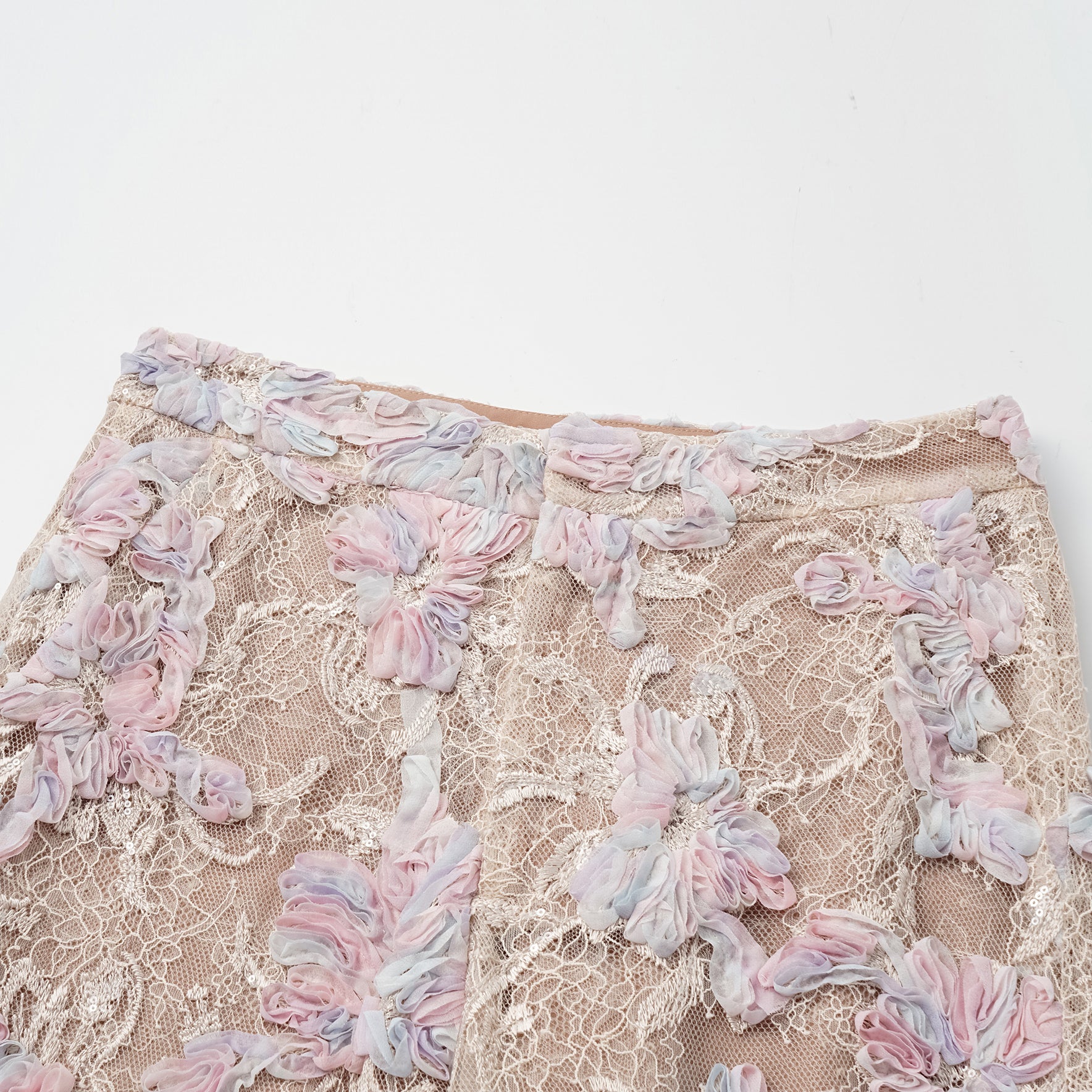 "Imperial Garden Teatime." 染緞隨畫工藝輕國風蕾絲喇叭褲— 晨曦花霧 Dawn Mist Bloom