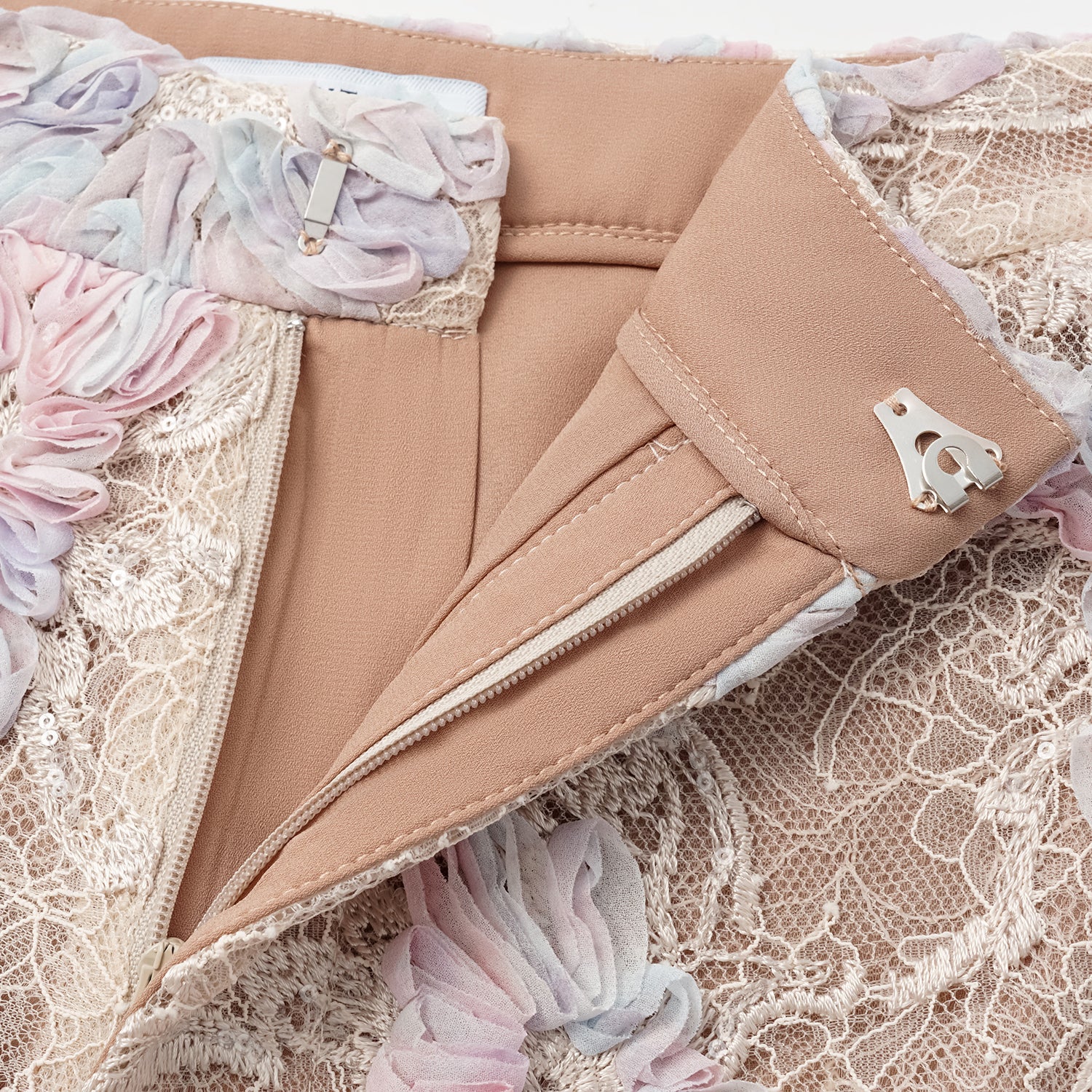 "Imperial Garden Teatime." 染緞隨畫工藝輕國風蕾絲喇叭褲— 晨曦花霧 Dawn Mist Bloom