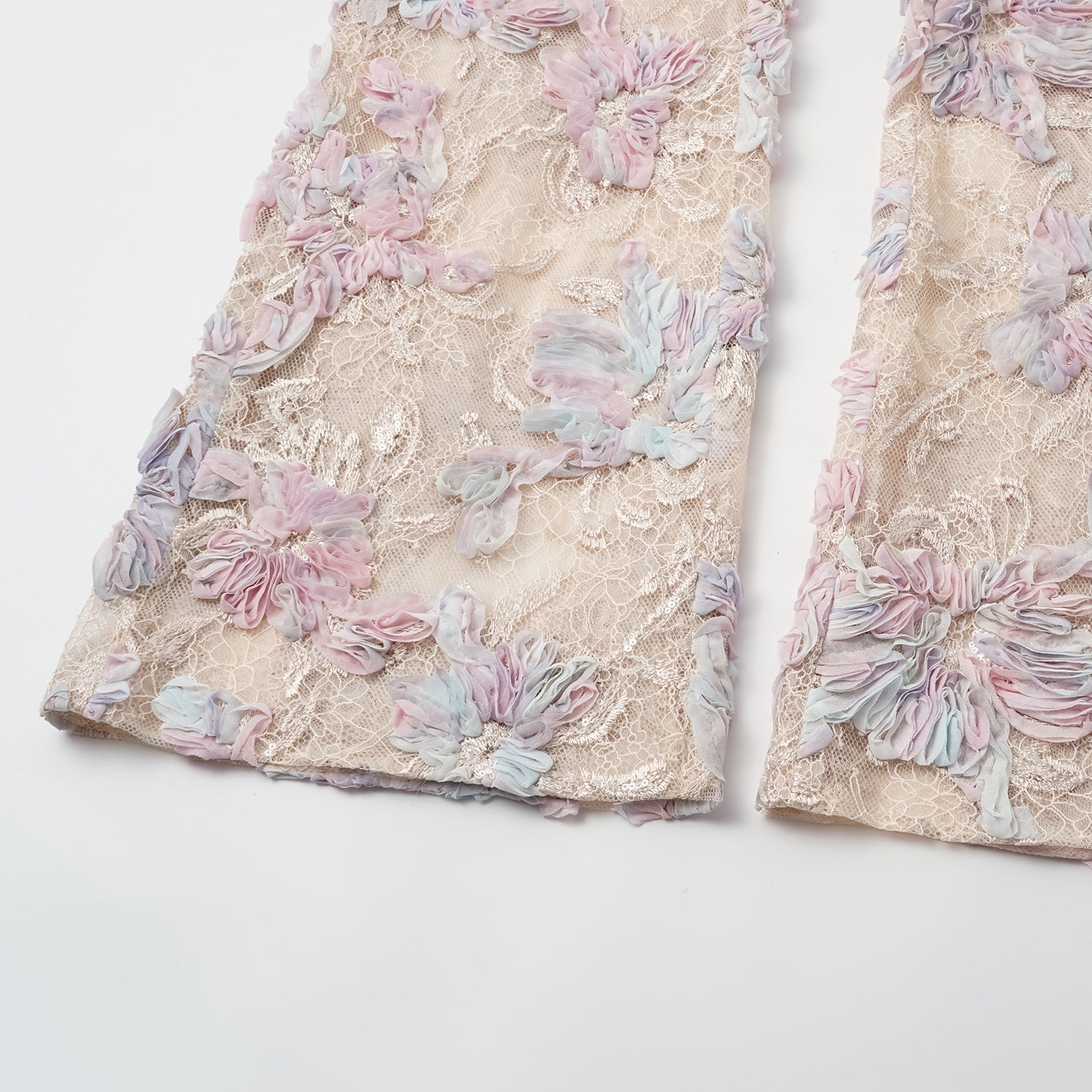 "Imperial Garden Teatime." 染緞隨畫工藝輕國風蕾絲喇叭褲— 晨曦花霧 Dawn Mist Bloom