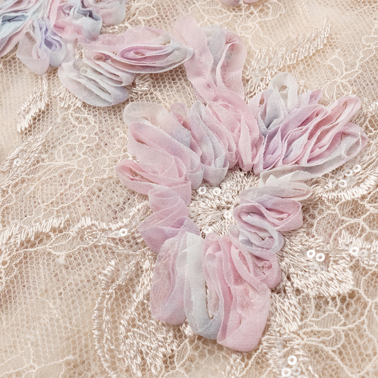 "Imperial Garden Teatime." 染緞隨畫工藝輕國風蕾絲喇叭褲— 晨曦花霧 Dawn Mist Bloom