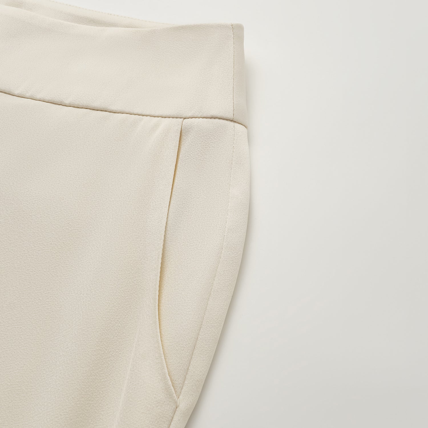 “Autumn Diary ” 珍珠醋酸緞九分喇叭褲— 米白