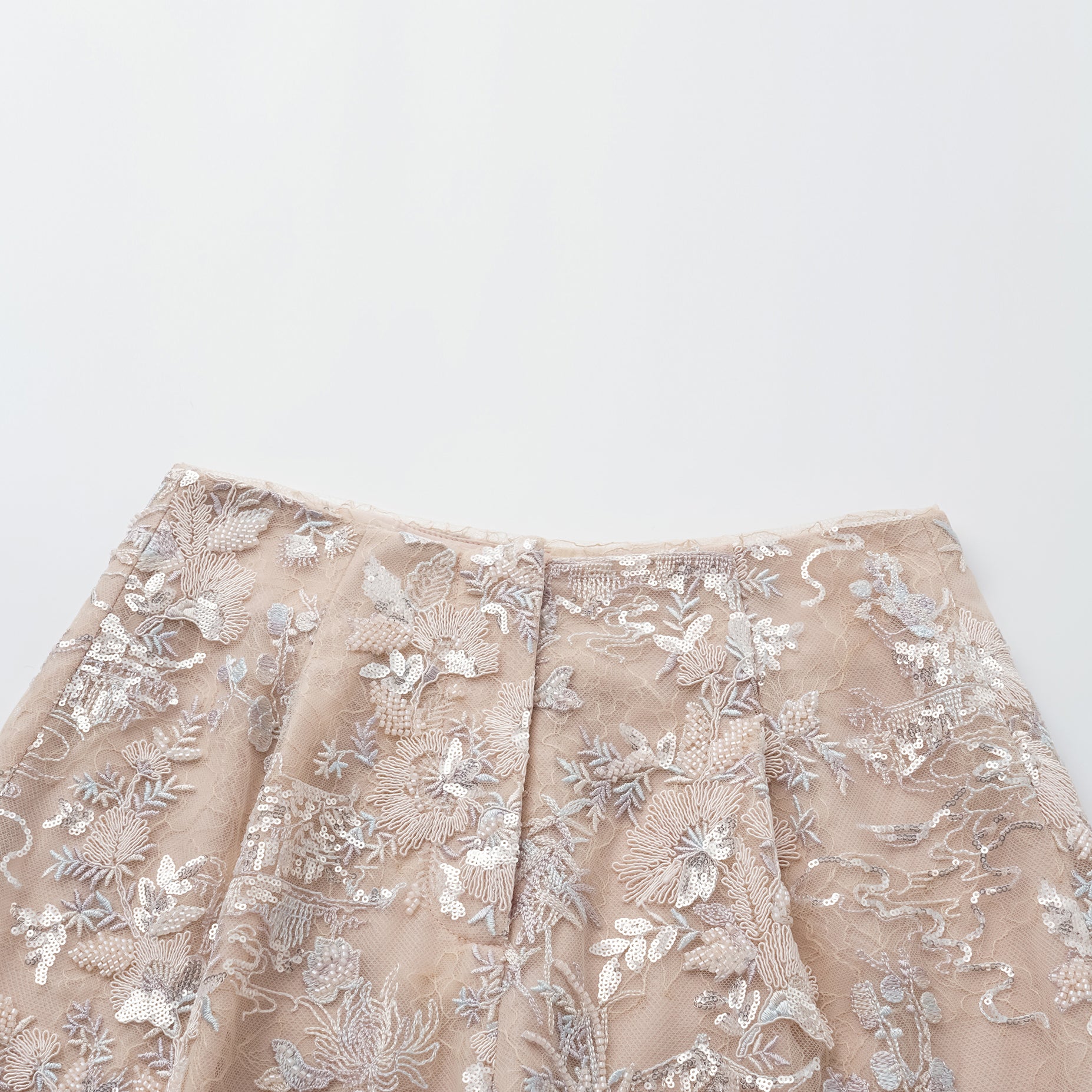 "Imperial Garden Teatime"點景白描奢華珠繡輕國風蕾絲短褲—Petal Silhouette花間影