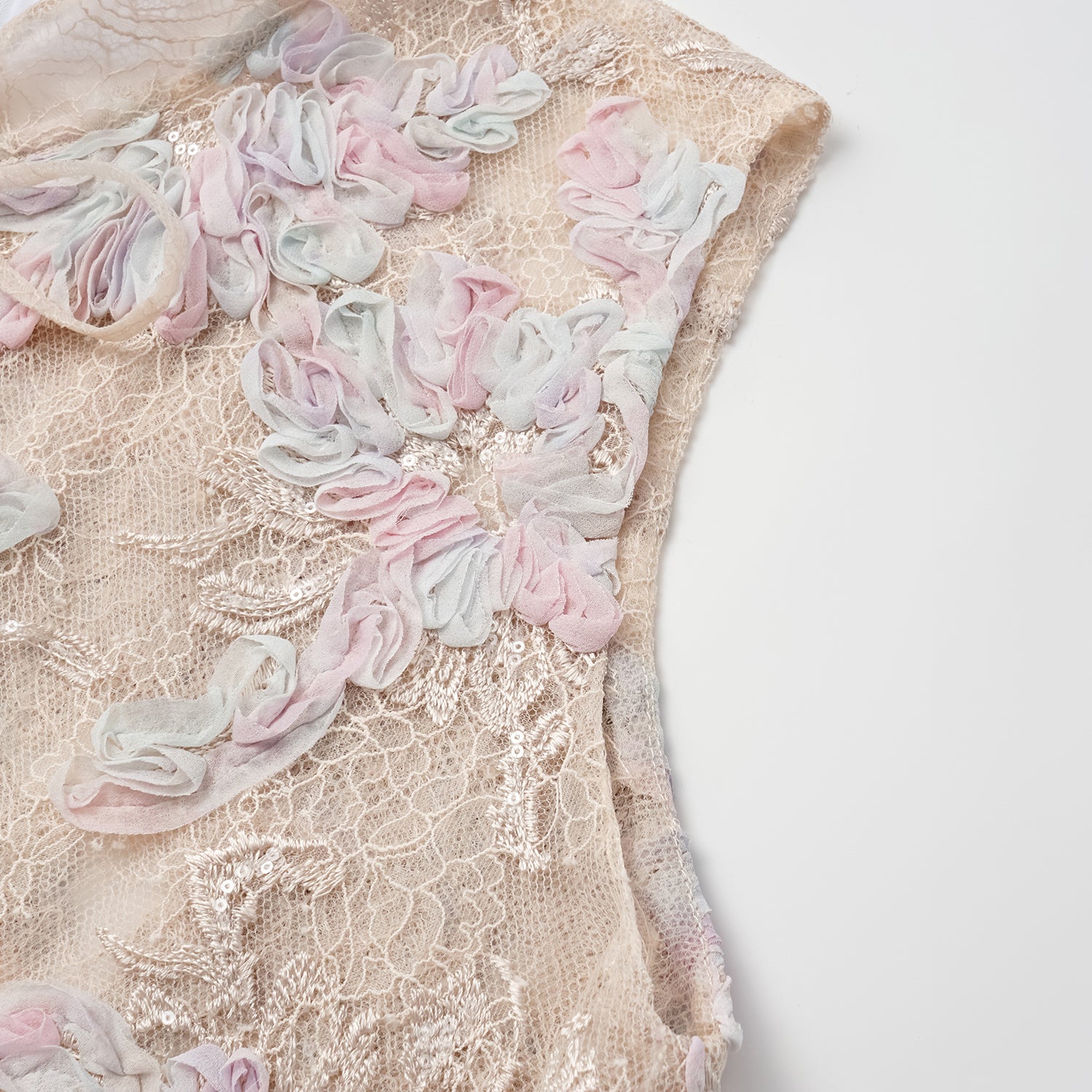 "Imperial Garden Teatime." 染緞隨畫工藝蕾絲輕國風背心— 晨曦花霧 Dawn Mist Bloom