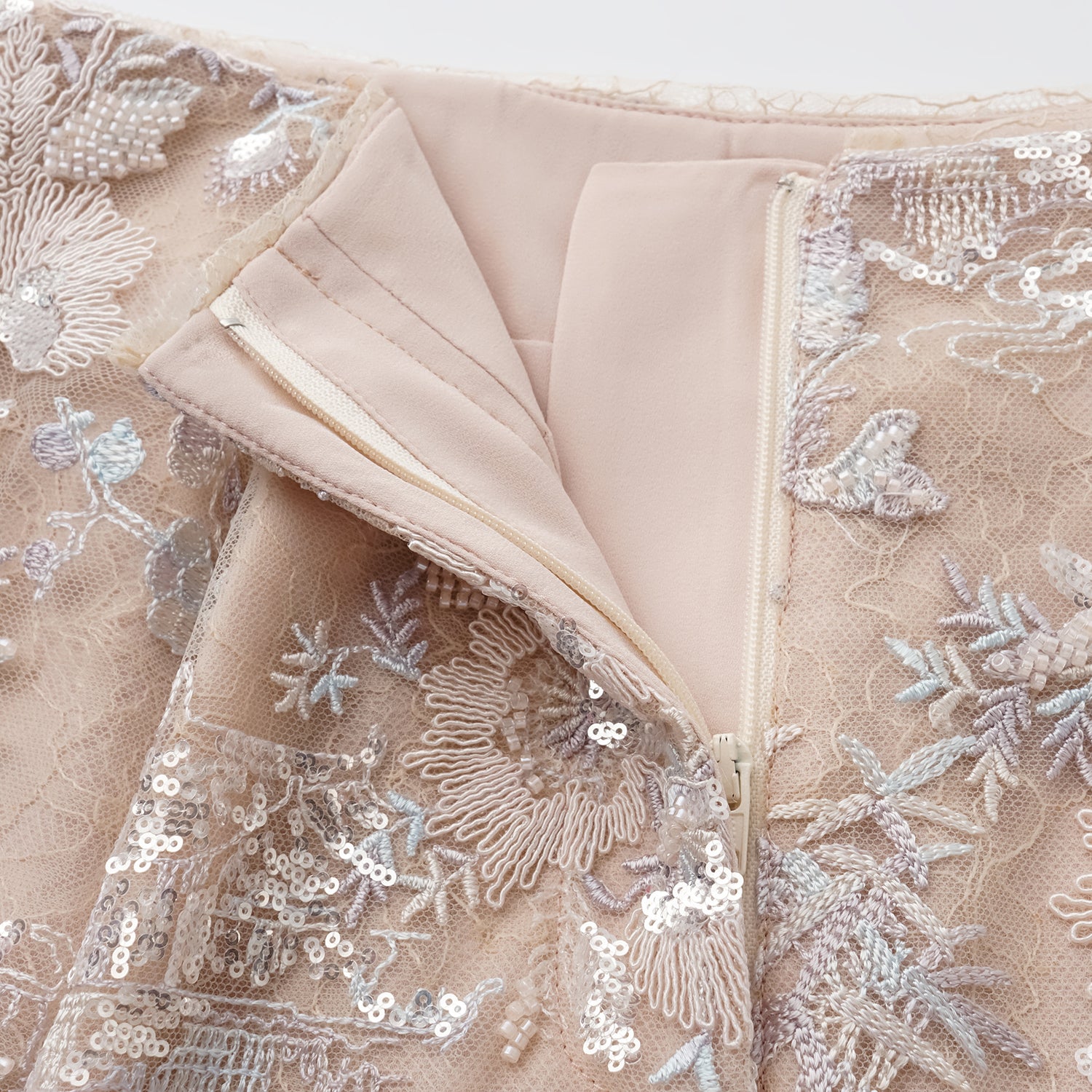 "Imperial Garden Teatime"點景白描奢華珠繡輕國風蕾絲短褲—Petal Silhouette花間影