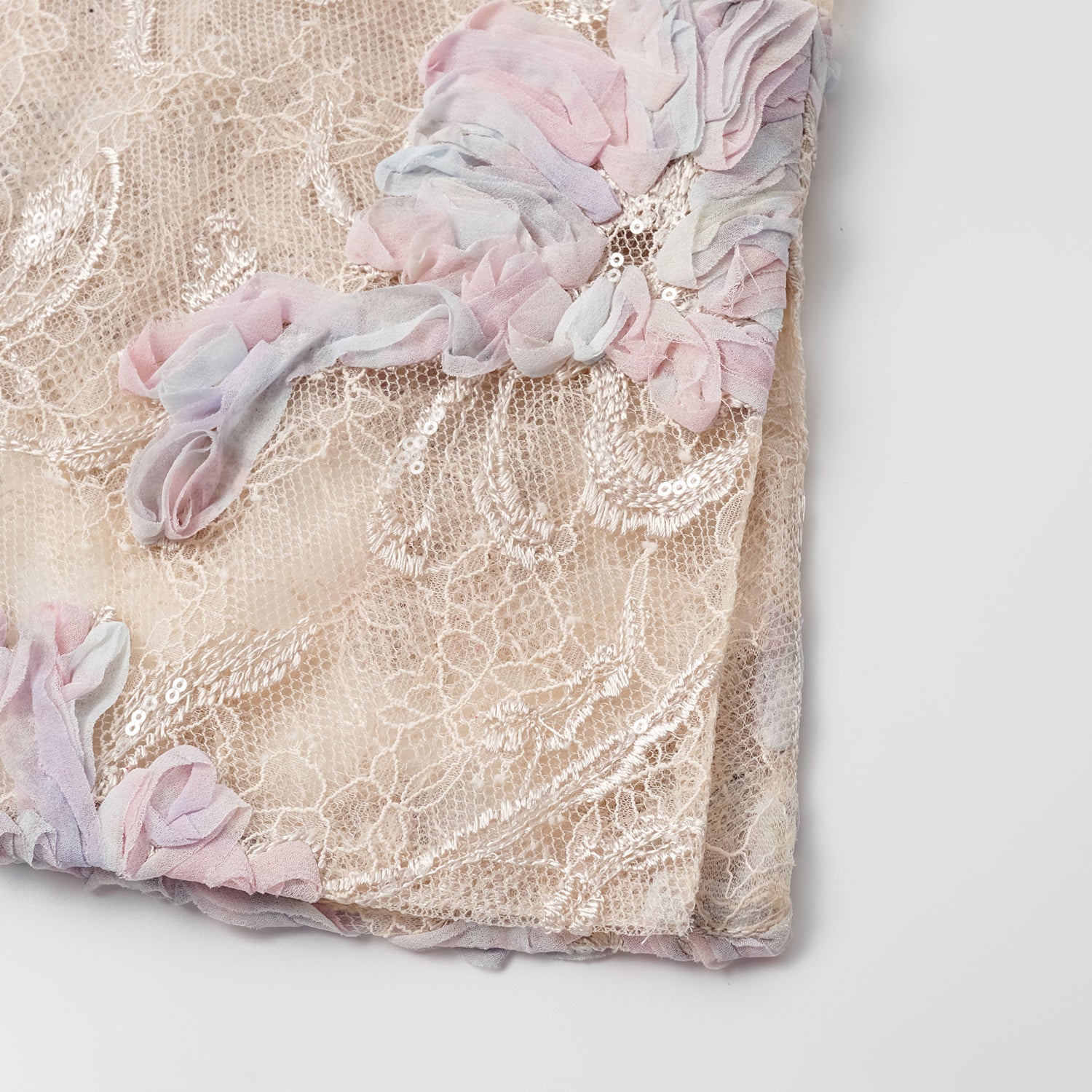 "Imperial Garden Teatime." 染緞隨畫工藝蕾絲輕國風背心— 晨曦花霧 Dawn Mist Bloom