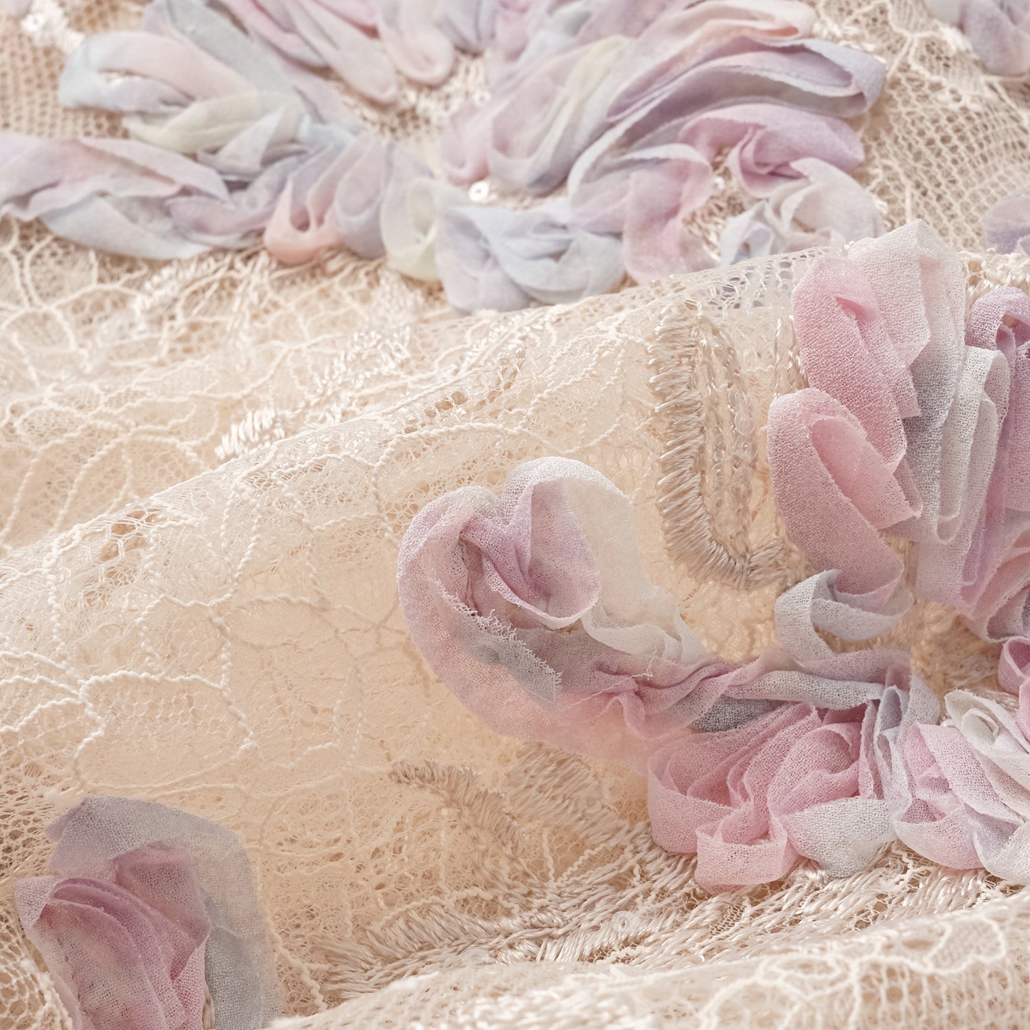 "Imperial Garden Teatime." 染緞隨畫工藝蕾絲輕國風背心— 晨曦花霧 Dawn Mist Bloom