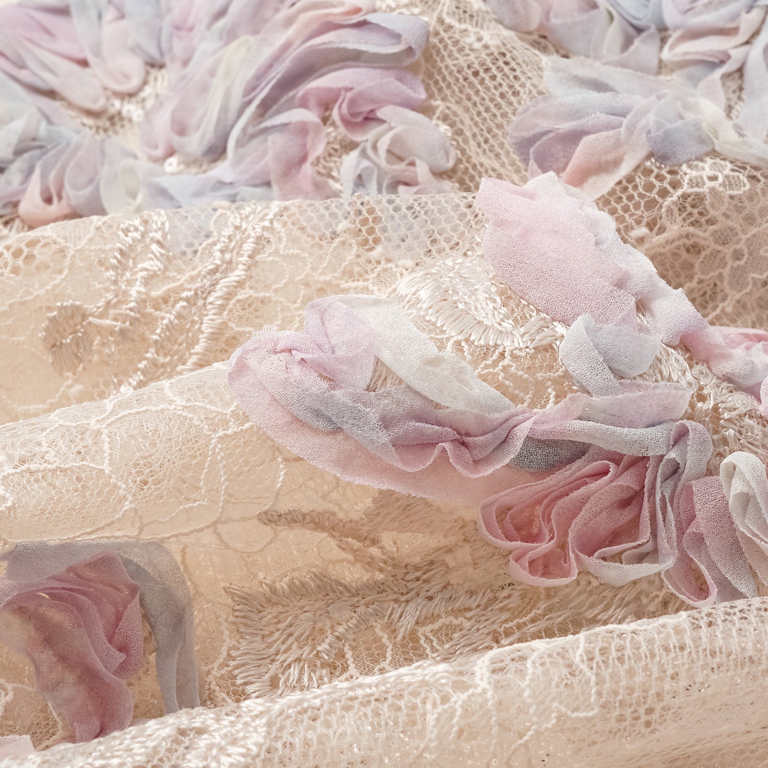 "Imperial Garden Teatime." 染緞隨畫工藝蕾絲輕國風背心— 晨曦花霧 Dawn Mist Bloom