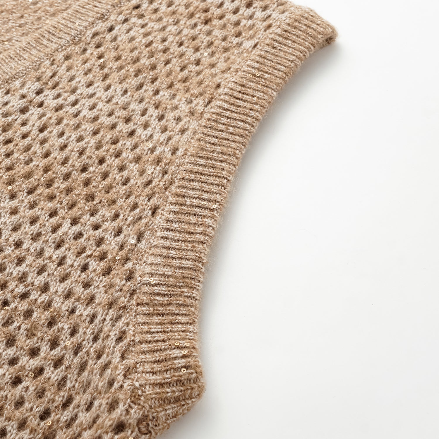 "Chelsea Citywalk." 100% Cashmere 亮片蕾絲編織工藝針織背心—Cinnamon Latte