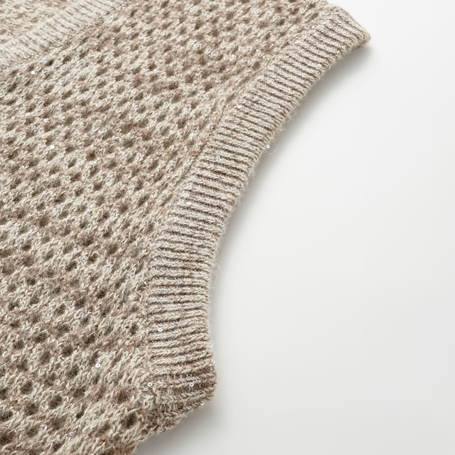 "Chelsea Citywalk." 100% Cashmere 亮片蕾絲編織工藝針織背心—Almond Cappuccino