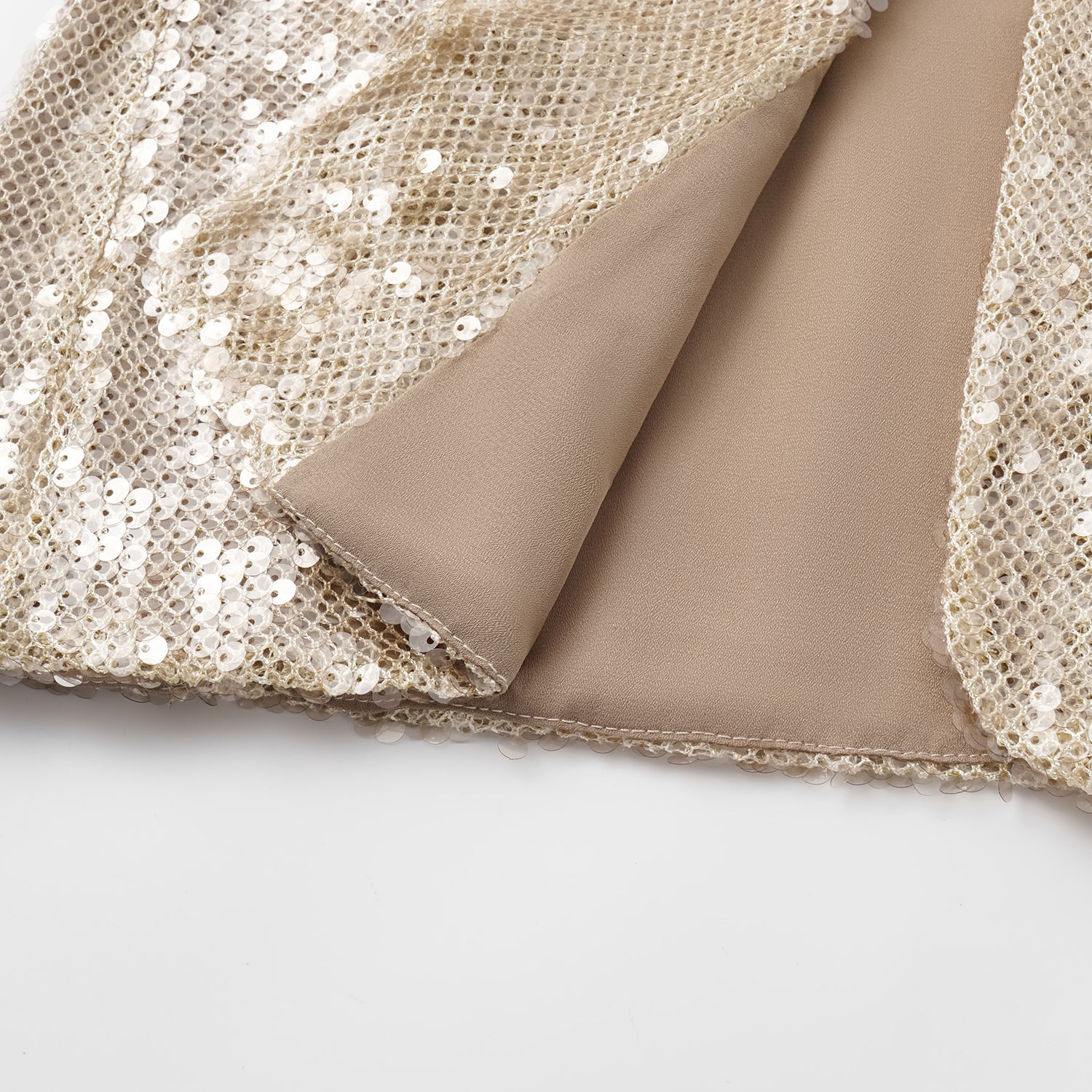 “Daytime Party.” 粼波光藝針織西裝外套