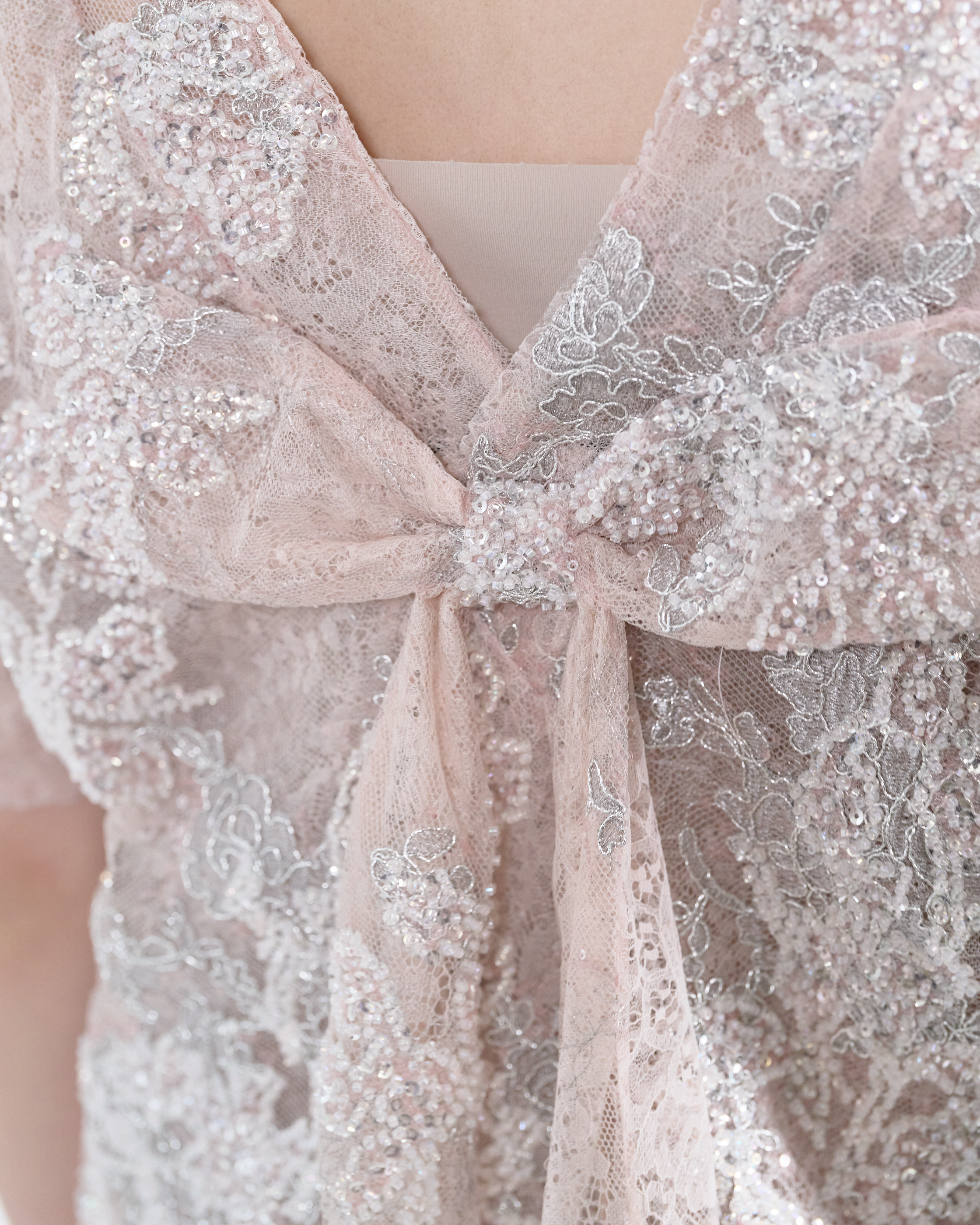 “The Gilded Hour”銀絲花影珠繡蝴蝶結上衣—Peony 芍藥
