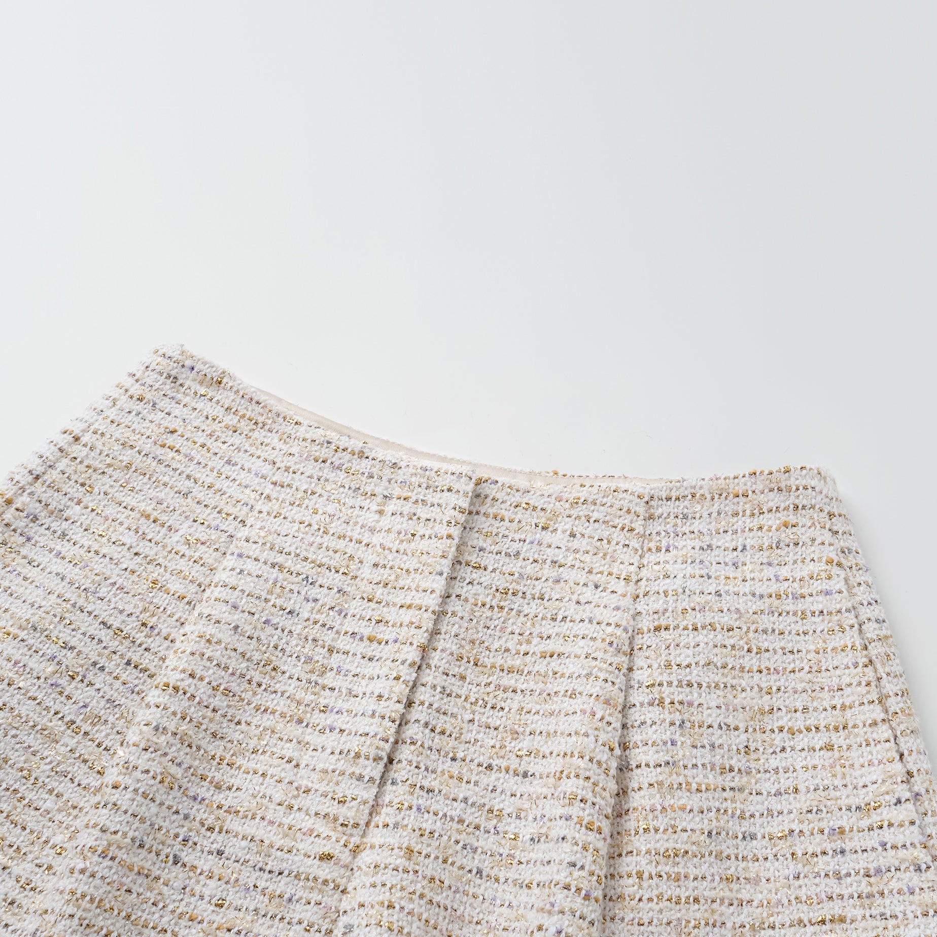 "Chelsea Citywalk." 西班牙縷金工藝輕薄花呢短褲