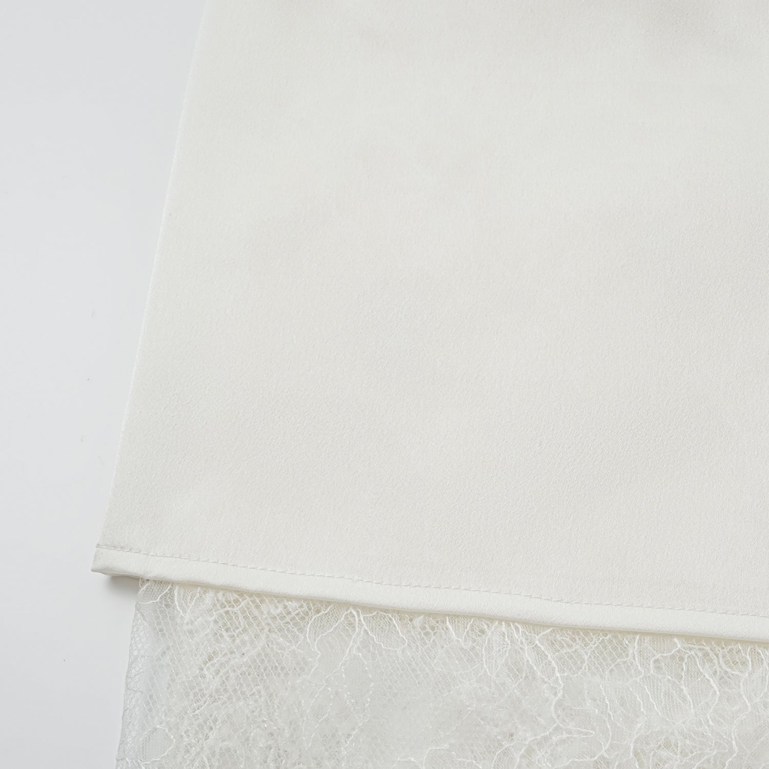 "Weekend at Monaco." 奢華畫藝珠繡蕾絲長褲—Lucent Haze浮光