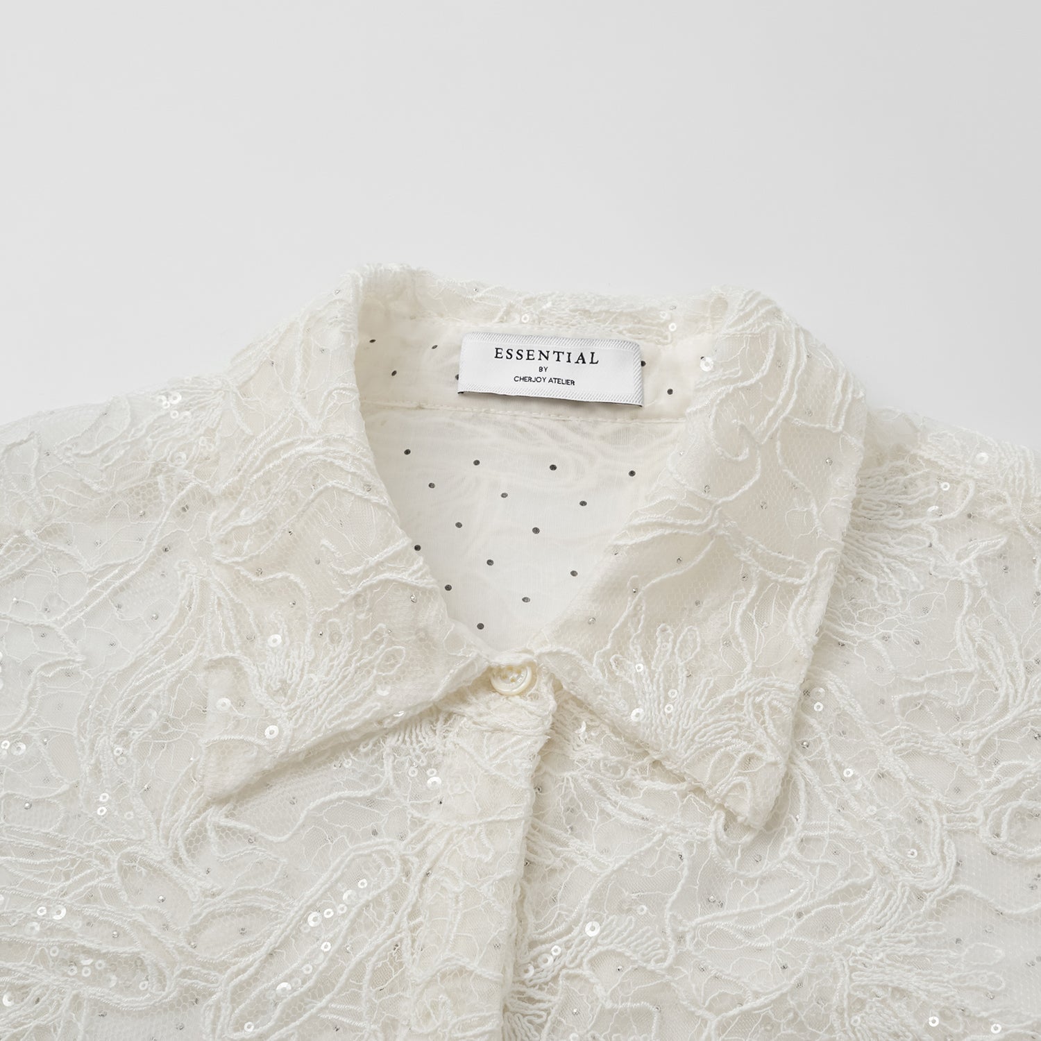 “Gallery Hours.”  棉芽藏鑽蕾絲Oversized襯衫