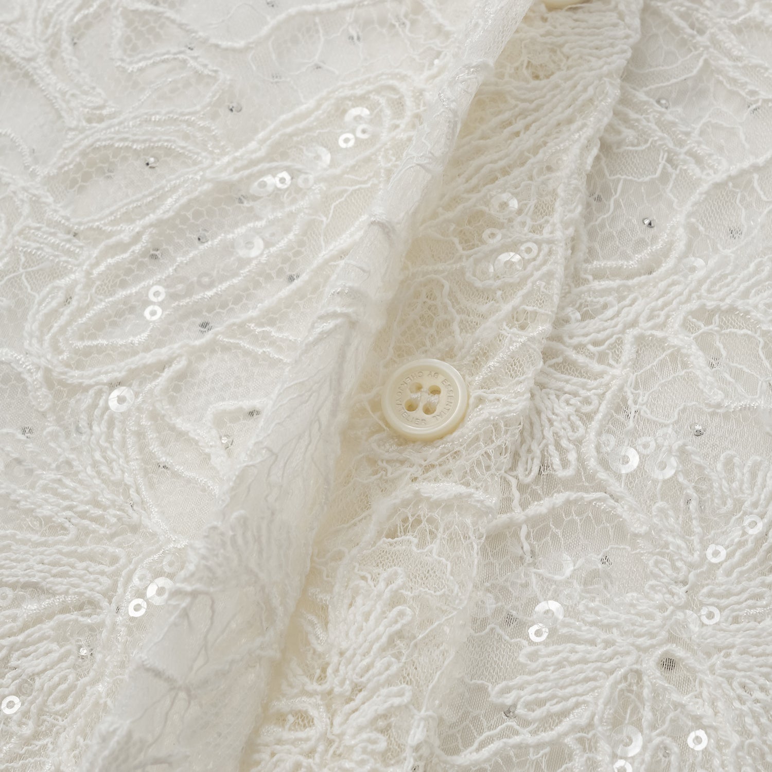 “Gallery Hours.”  棉芽藏鑽蕾絲Oversized襯衫