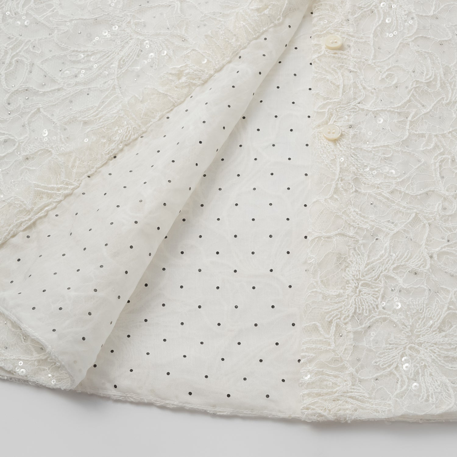 “Gallery Hours.”  棉芽藏鑽蕾絲Oversized襯衫