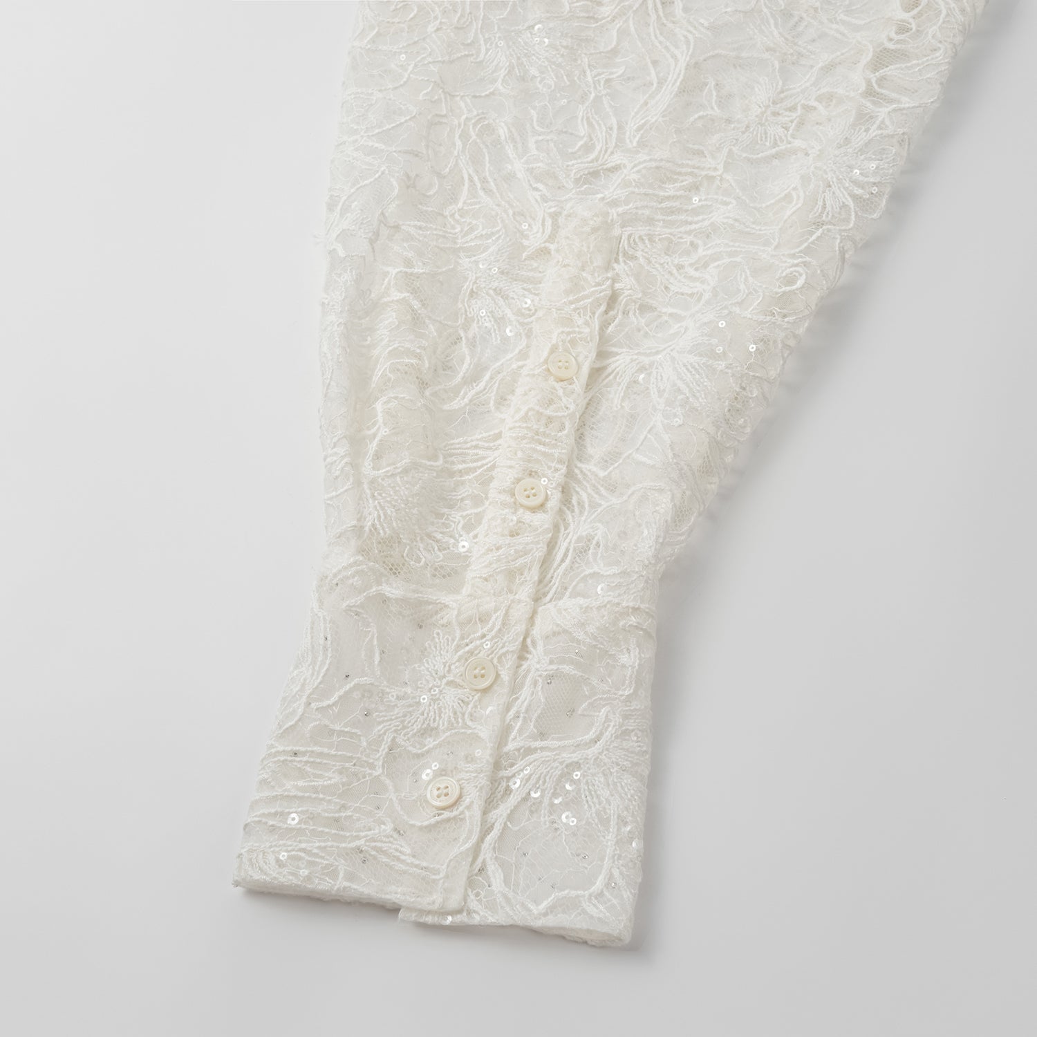 “Gallery Hours.”  棉芽藏鑽蕾絲Oversized襯衫