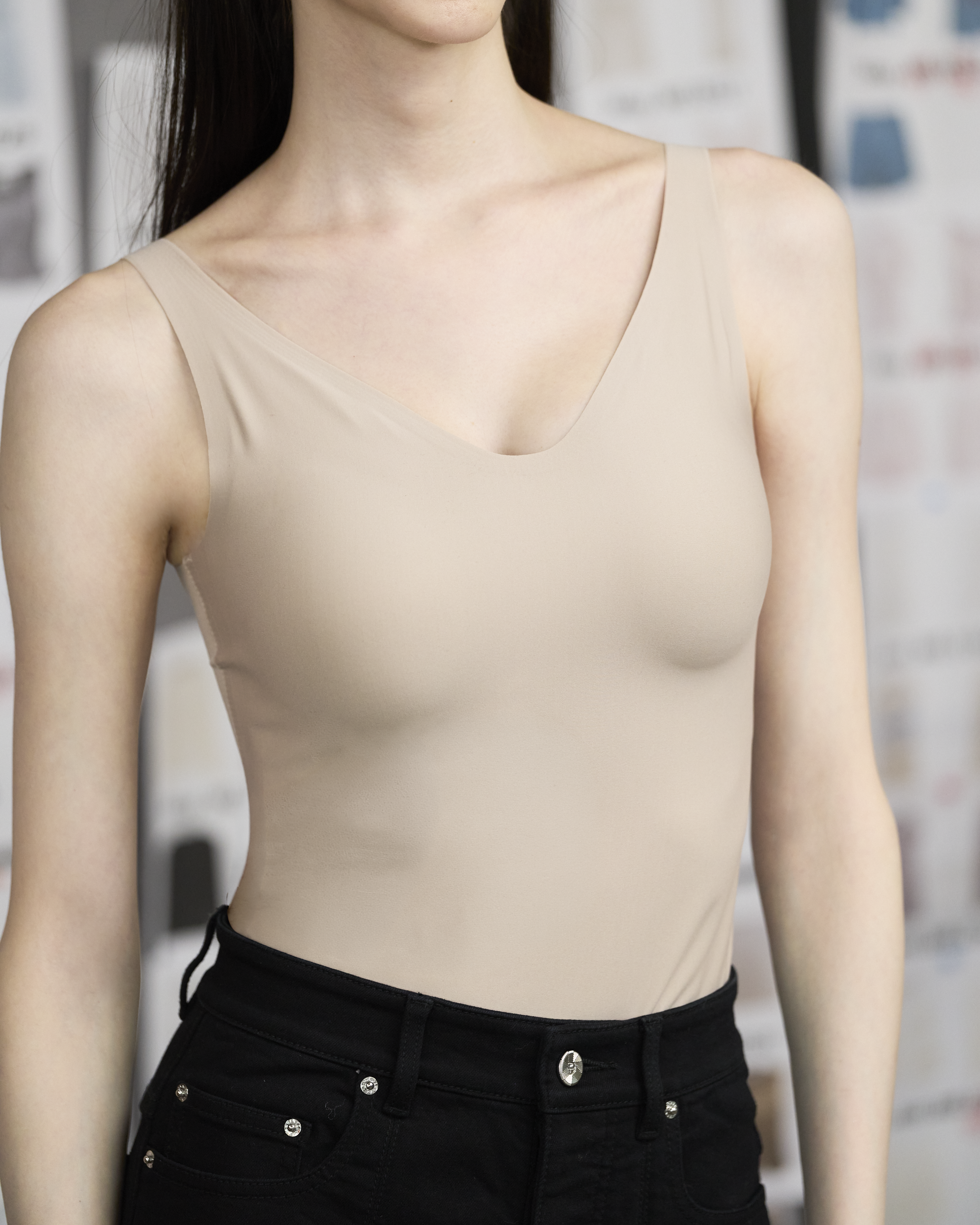 By Inch. 日本美肌科技無痕 V 領 Bra Top—裸色，商品展示圖 2