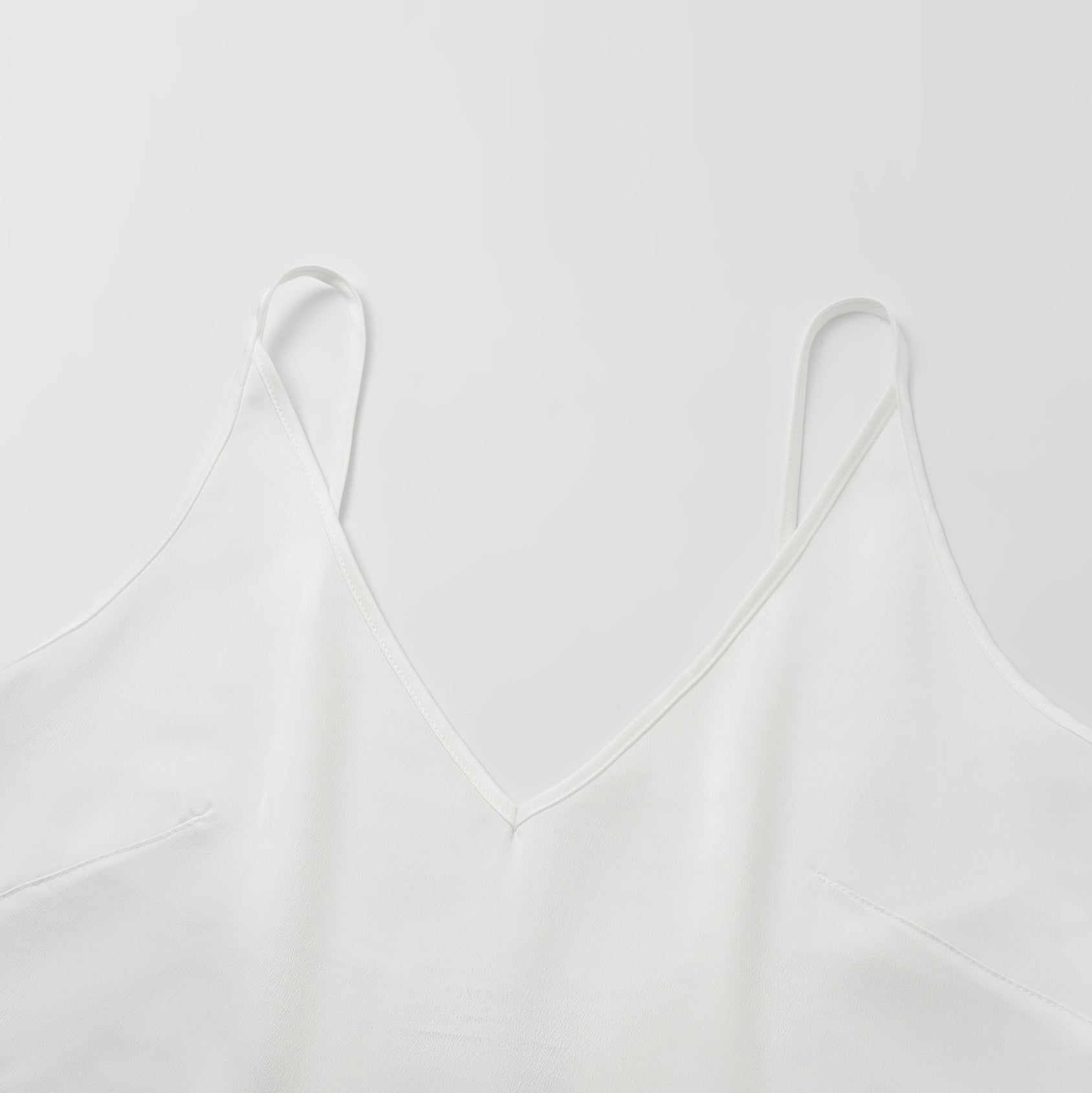 “Gallery Hours.” 棉芽藏鑽蕾絲細肩帶背心