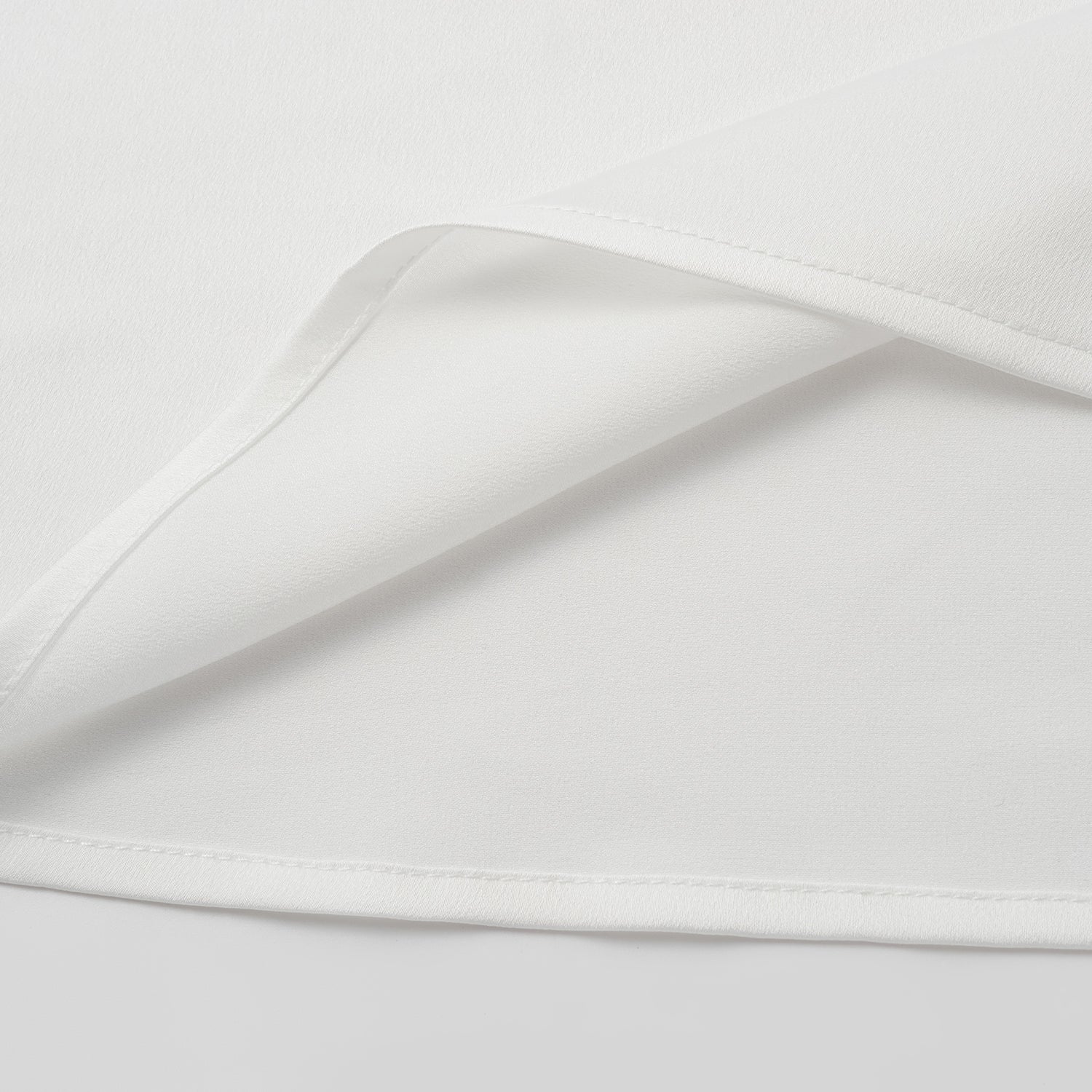 “Gallery Hours.” 棉芽藏鑽蕾絲細肩帶背心