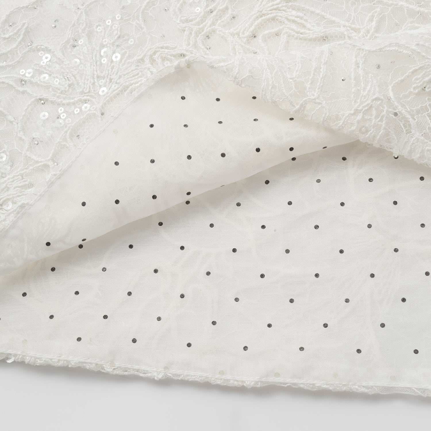 “Gallery Hours.” 棉芽藏鑽蕾絲細肩帶背心