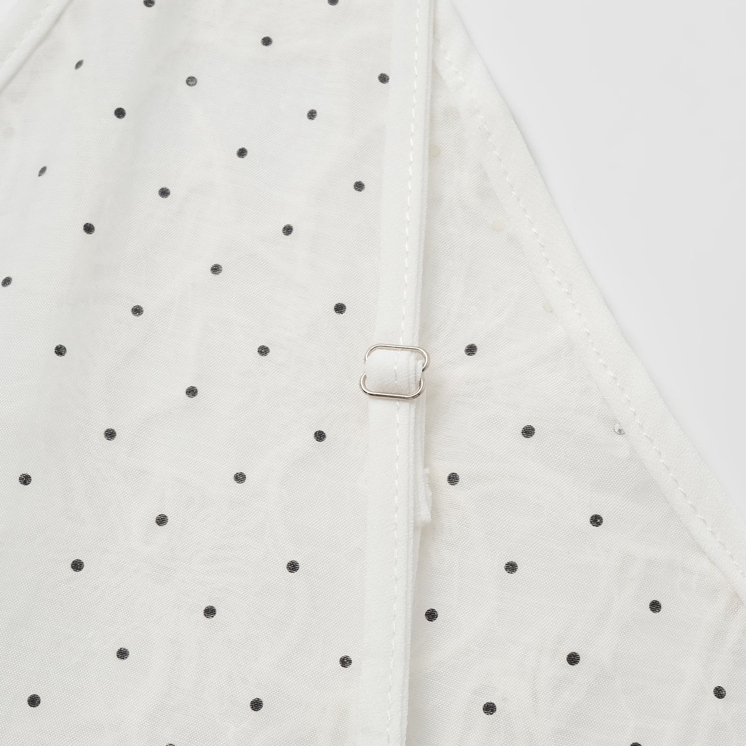 “Gallery Hours.” 棉芽藏鑽蕾絲細肩帶背心