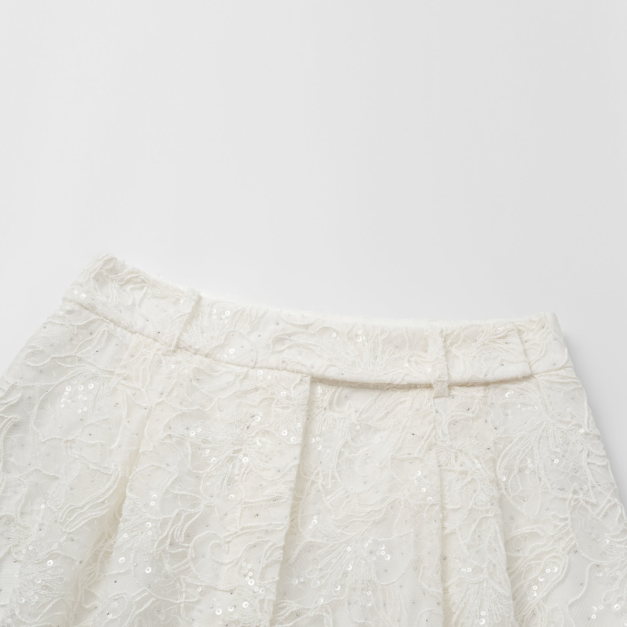 “Gallery Hours.” 棉芽藏鑽蕾絲短褲