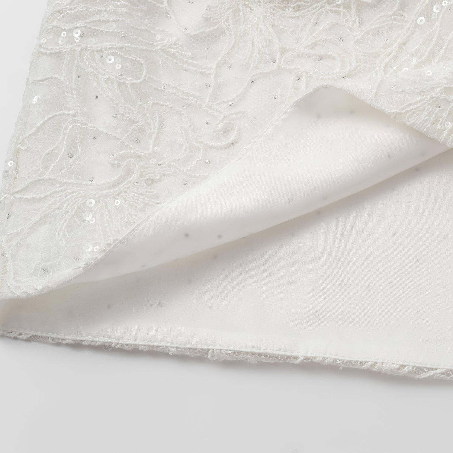 “Gallery Hours.” 棉芽藏鑽蕾絲短褲