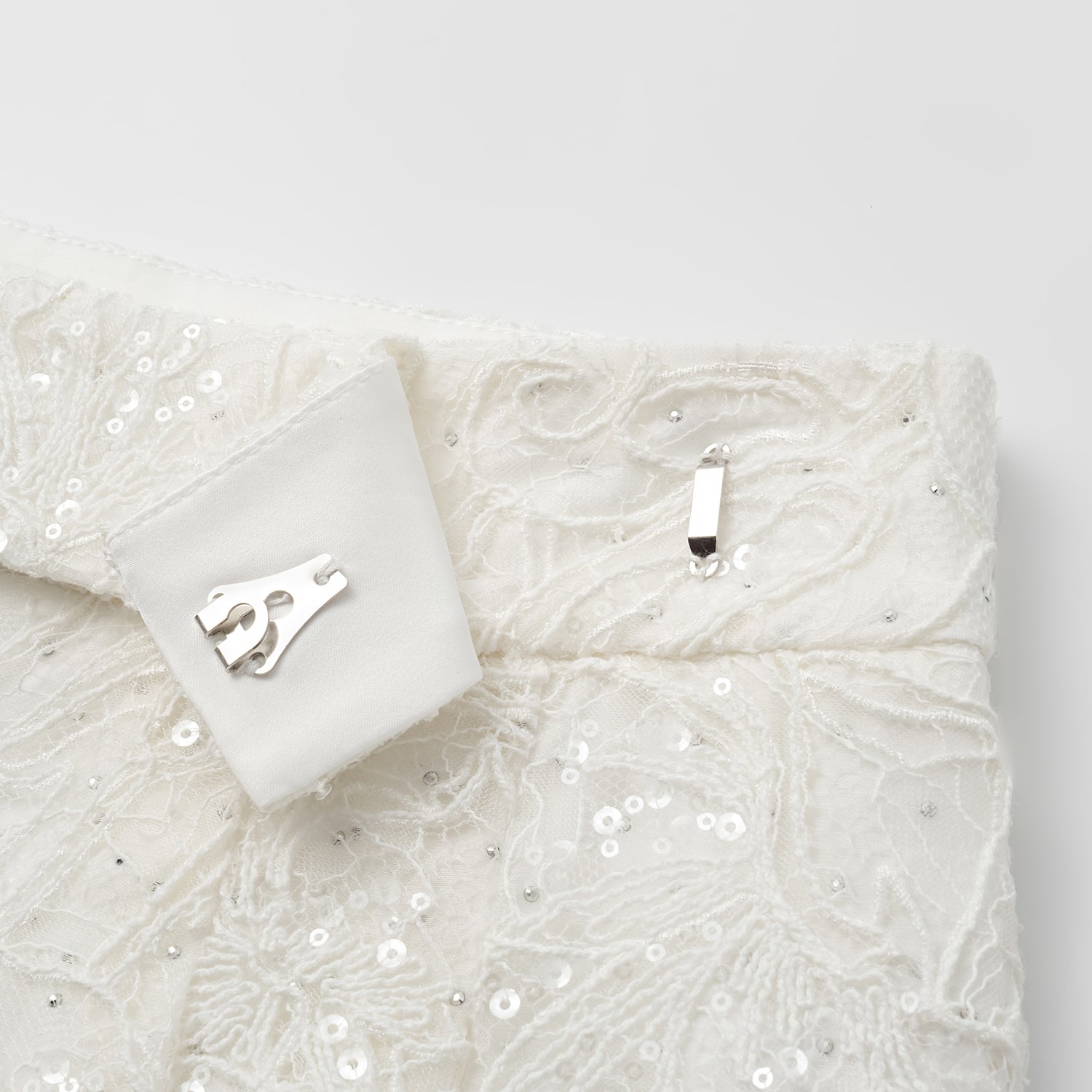 “Gallery Hours.” 棉芽藏鑽蕾絲短褲