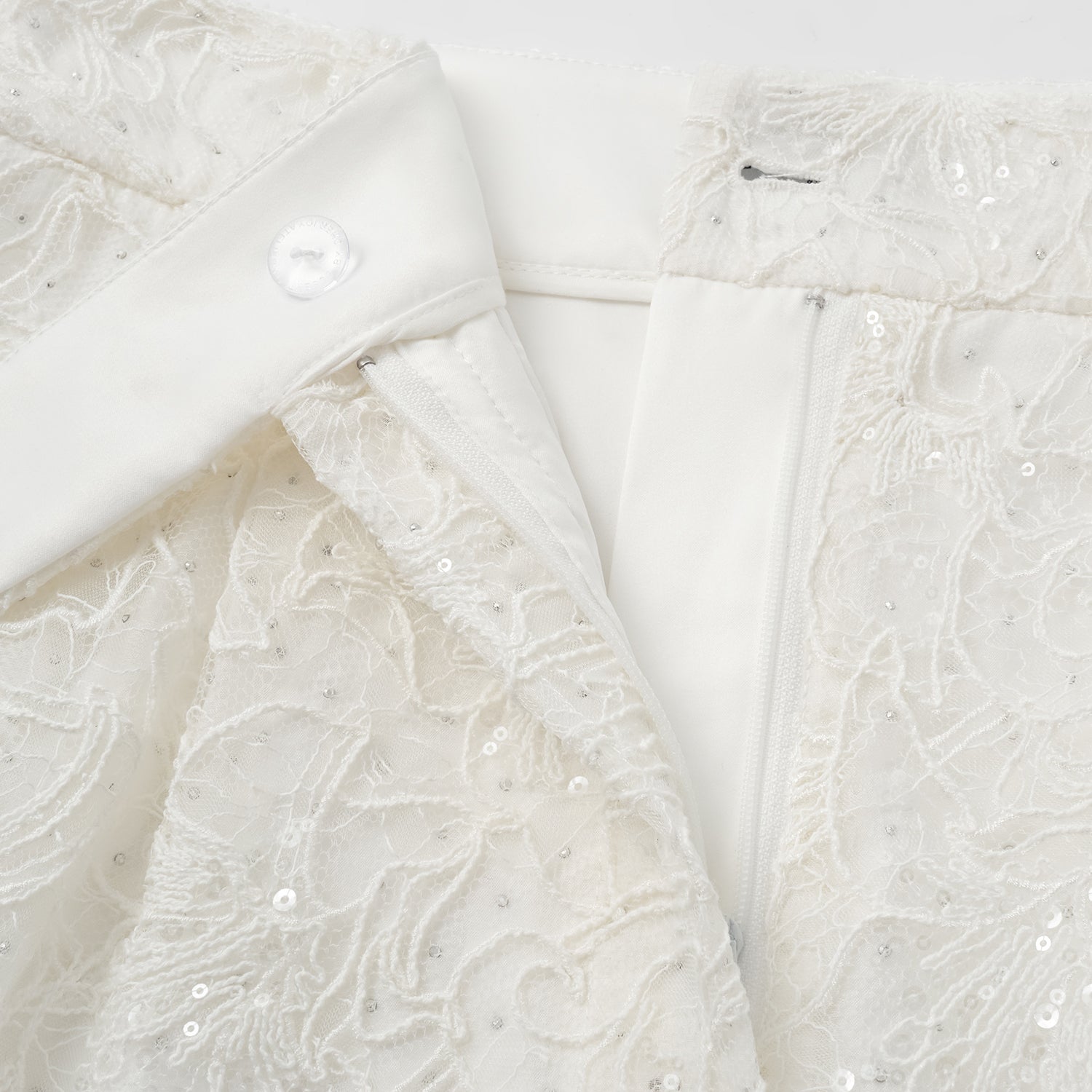 “Gallery Hours.” 棉芽藏鑽蕾絲短褲