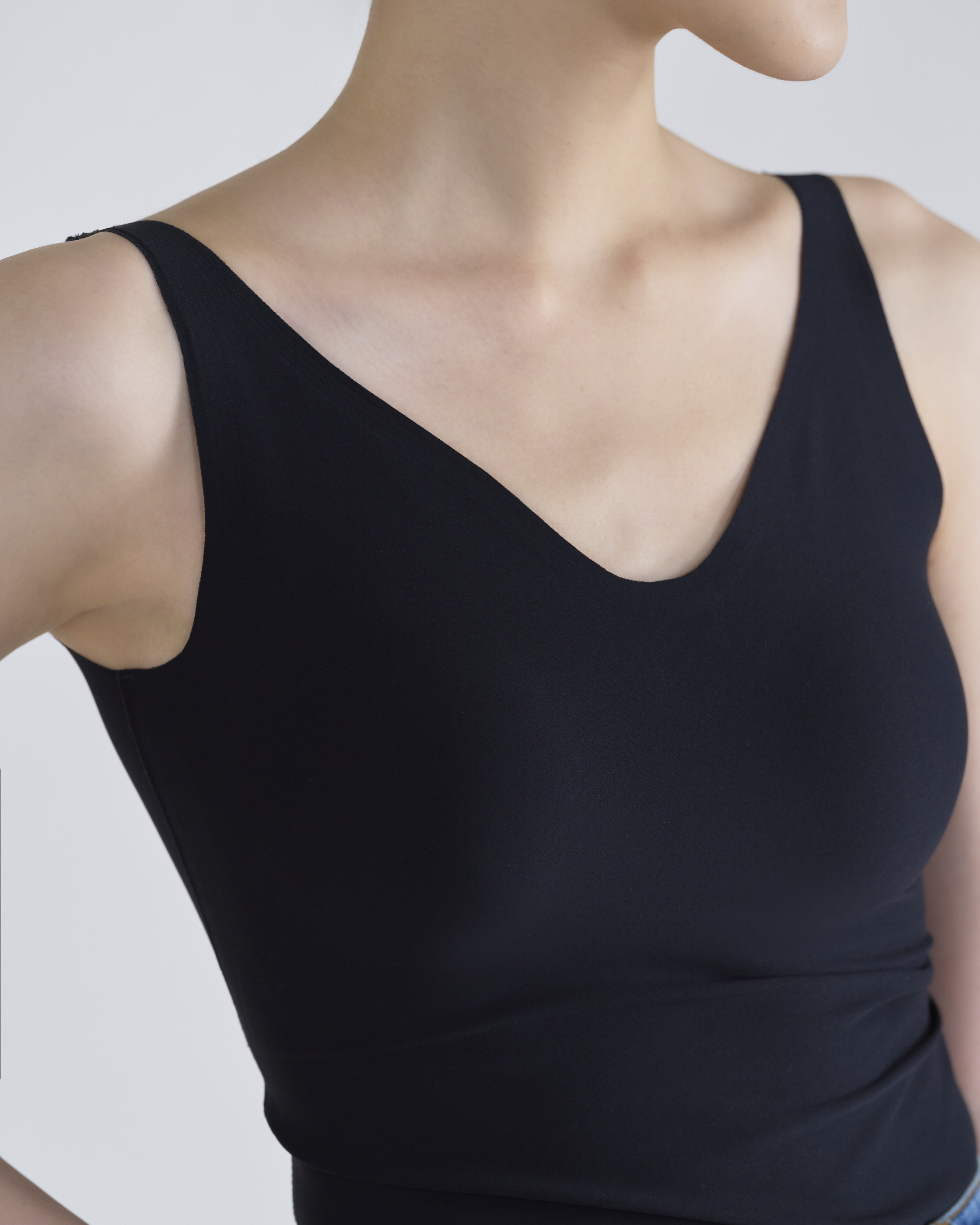 By Inch. 日本美肌科技無痕 V 領 Bra Top—黑色，商品展示圖 2