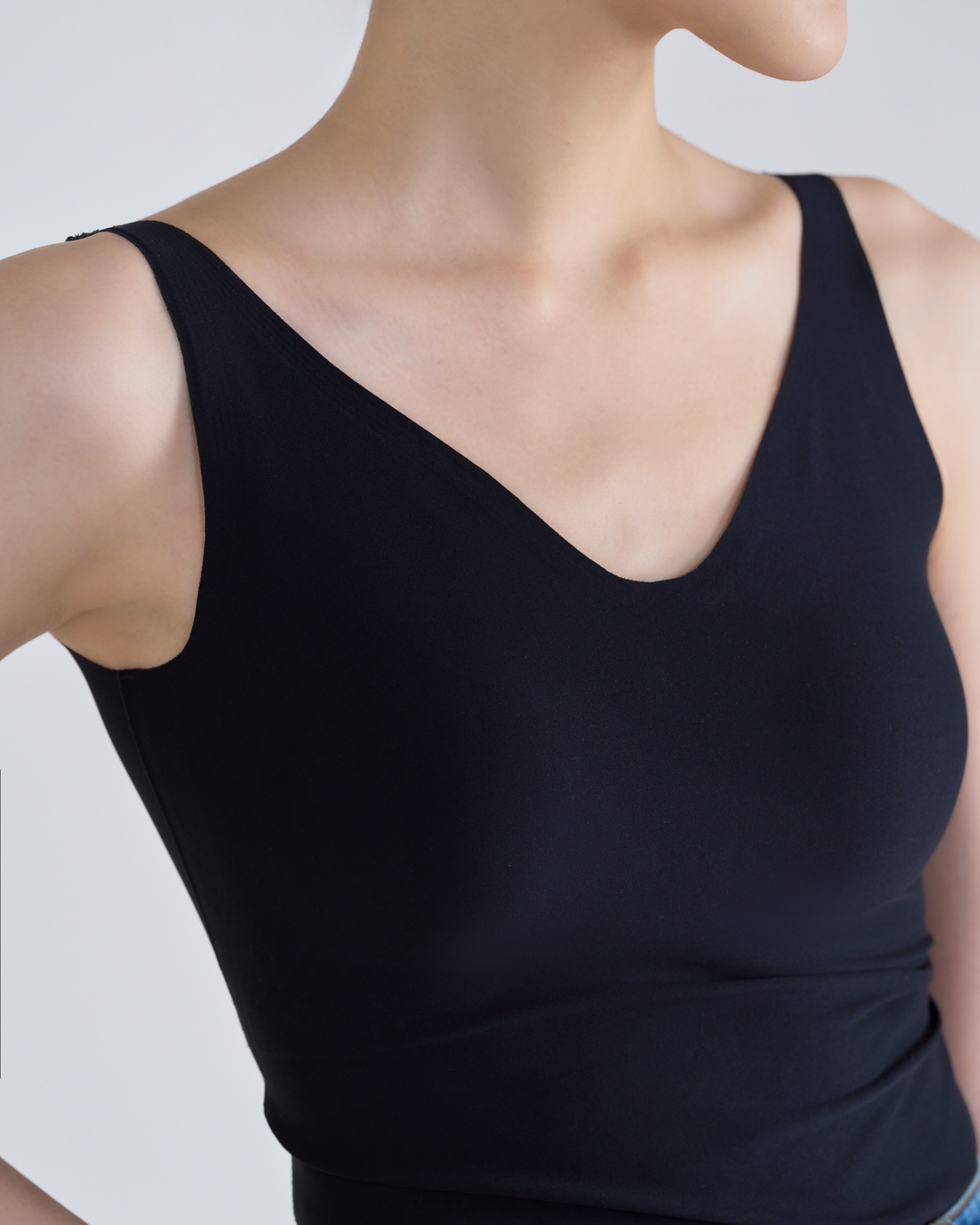 By Inch. 日本美肌科技無痕 V 領 Bra Top—黑色，商品展示圖 2