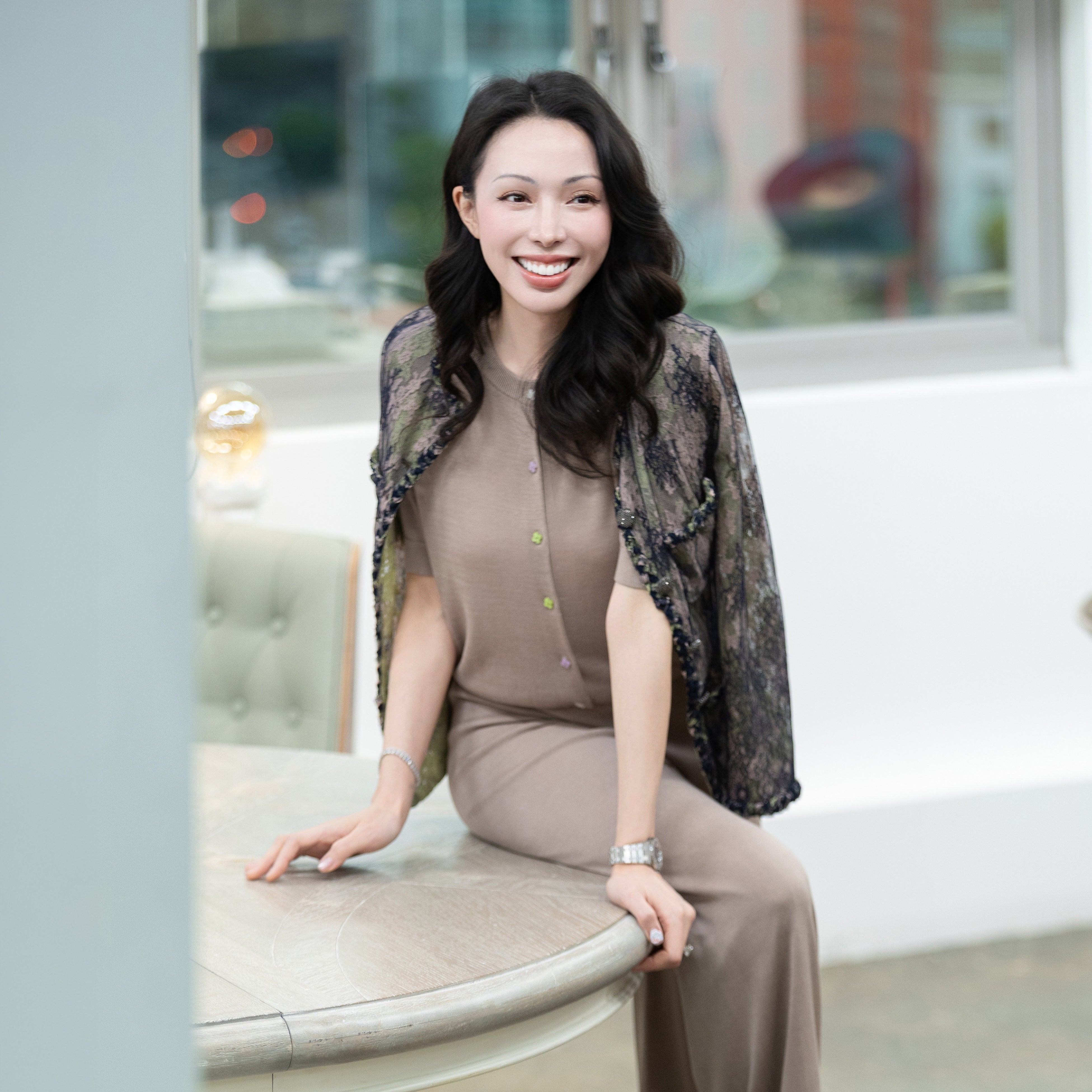 “Summer Diary”天絲柔光花釦薄織上衣—Petal Brown花影暖棕