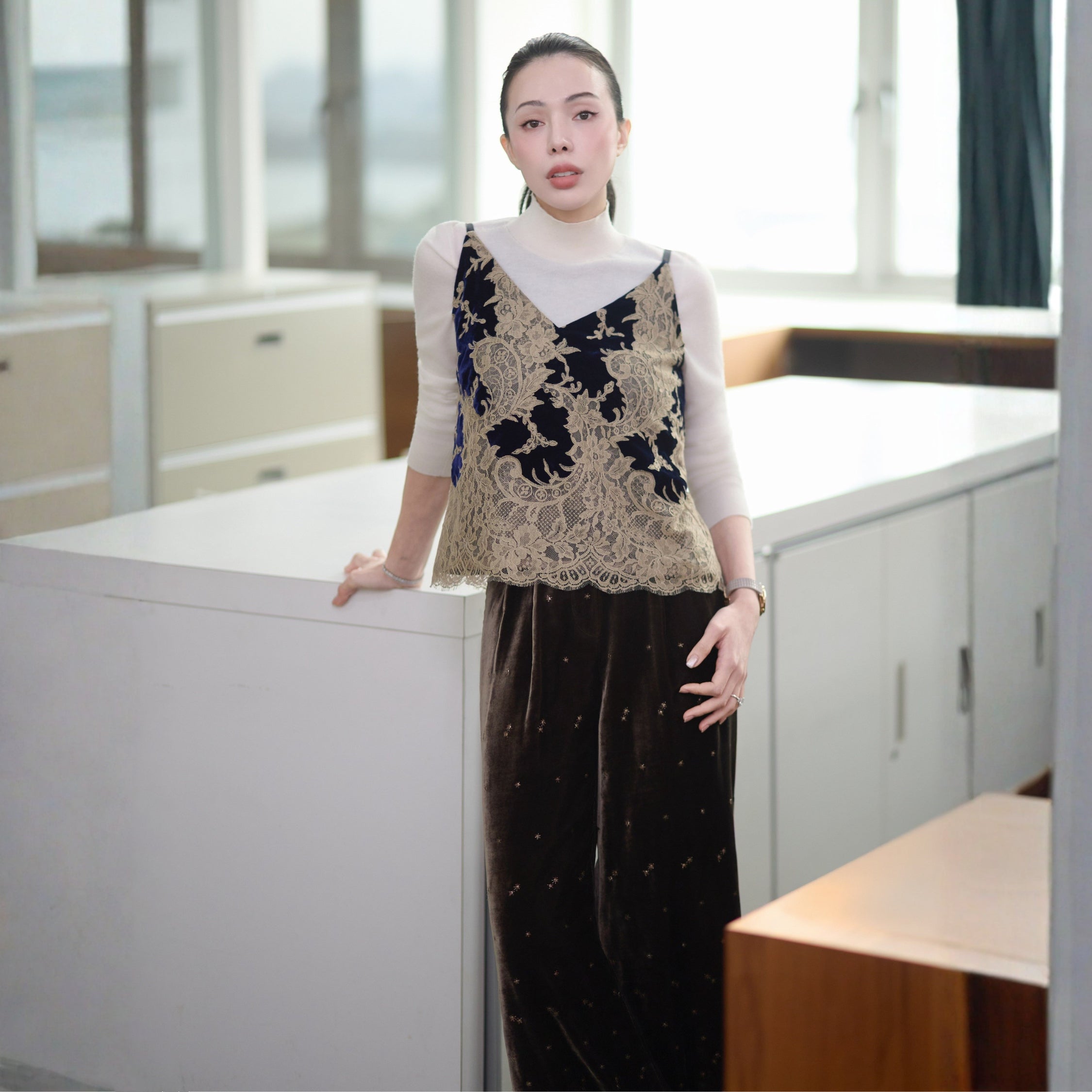 "Imperial Garden Teatime"法國細針嵌點刺繡絲絨立體剪裁長褲—Silent Gleam微光成詩