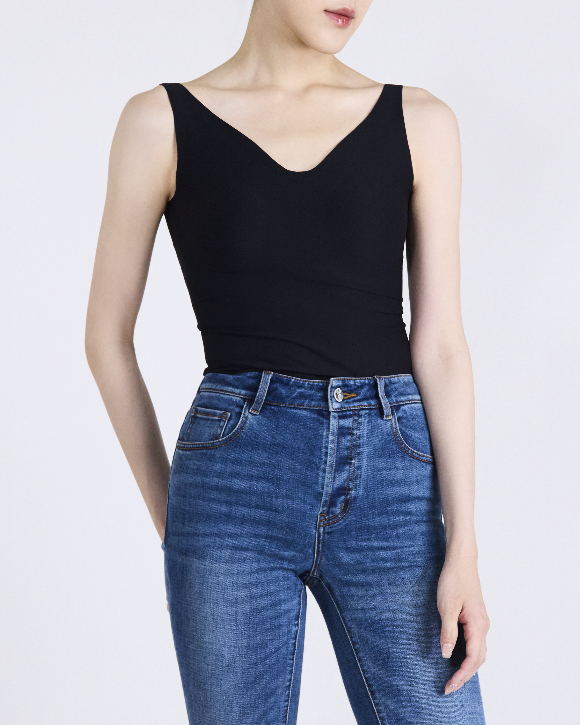By Inch. 日本美肌科技無痕 V 領 Bra Top—黑色，商品展示圖 1